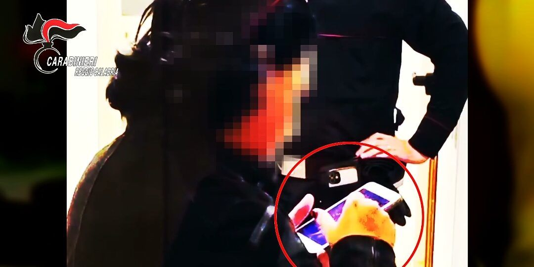 Reggio Calabria, «falsa cieca» denunciata dai Carabinieri: «Scrollava sullo smartphone» – Il video