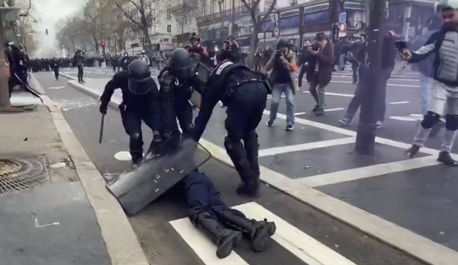 Vetrine infrante, molotov e sassi sulla polizia. Il caos delle manifestazioni contro la riforma delle pensioni in Francia – I video