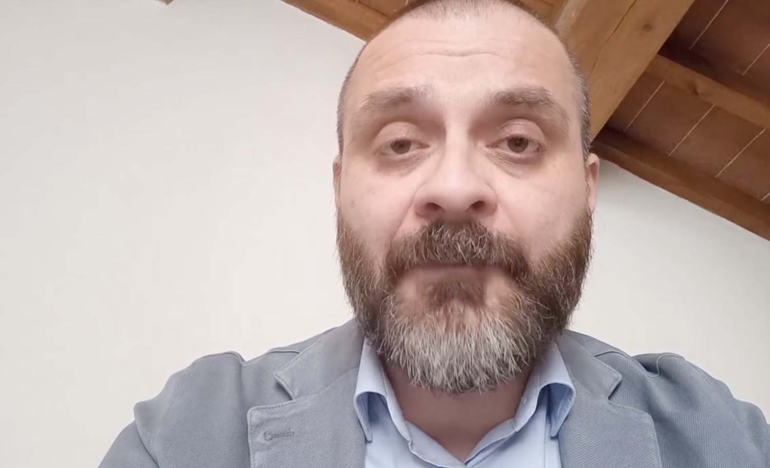 Il consigliere comunale M5s contro la bandiera ucraina vince la sua battaglia: «Via dal Comune» – Il video