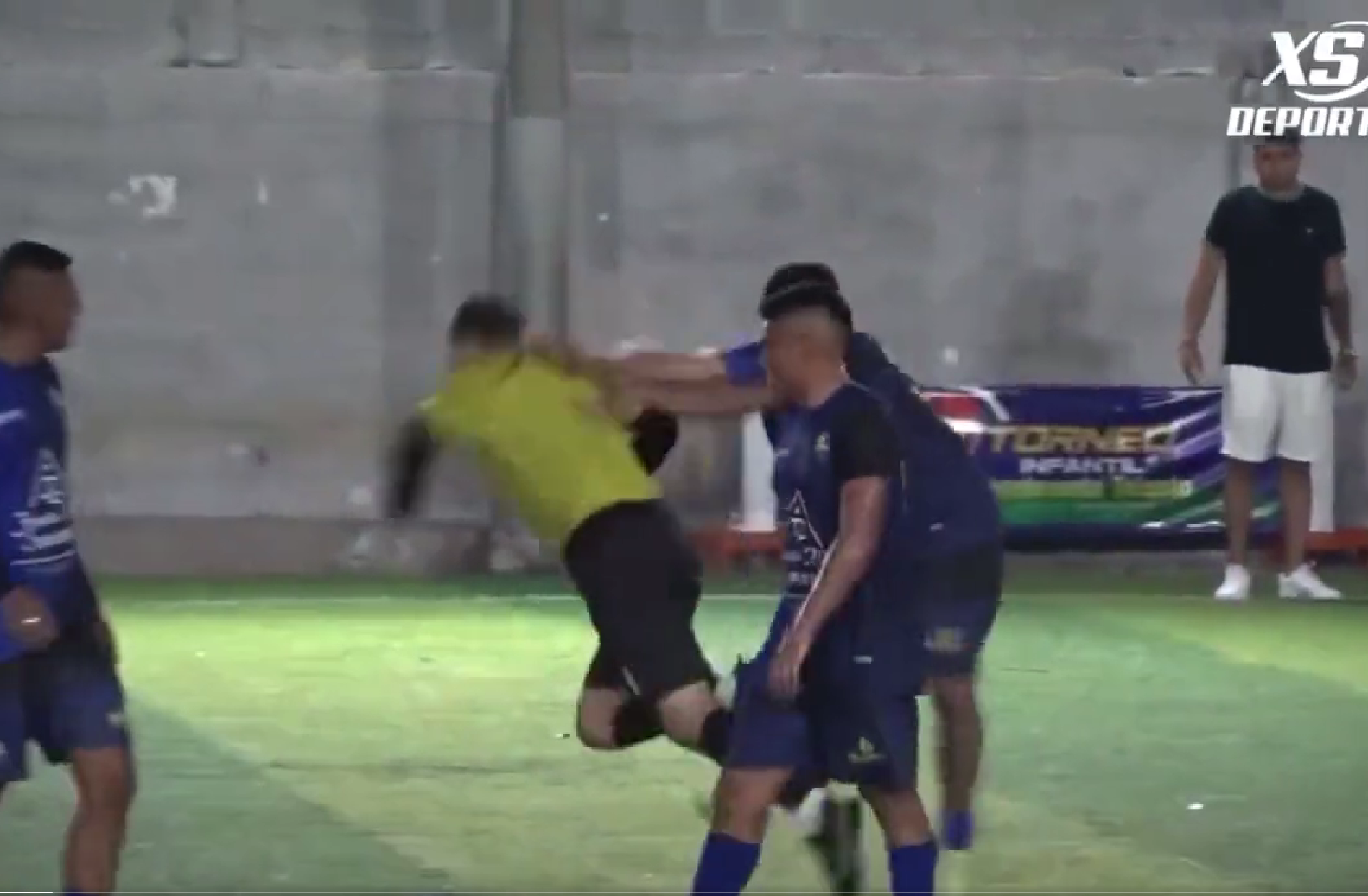 L’arbitro Byron Moreno ricompare in campo, l’incubo azzurro di Italia Corea aggredito a un torneo amatoriale – Il video