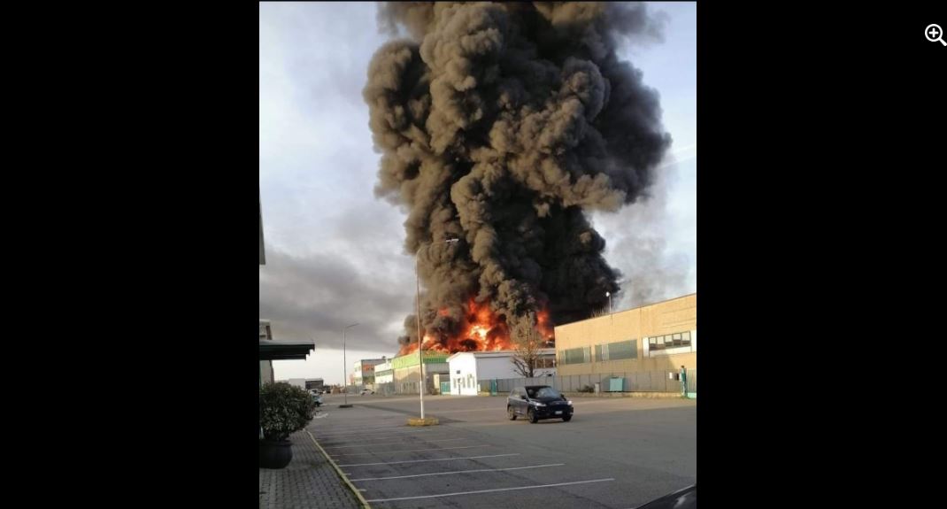 Novara, incendio nell’azienda Kemi a San Pietro Mosezzo: zona evacuata, udite esplosioni – Il video