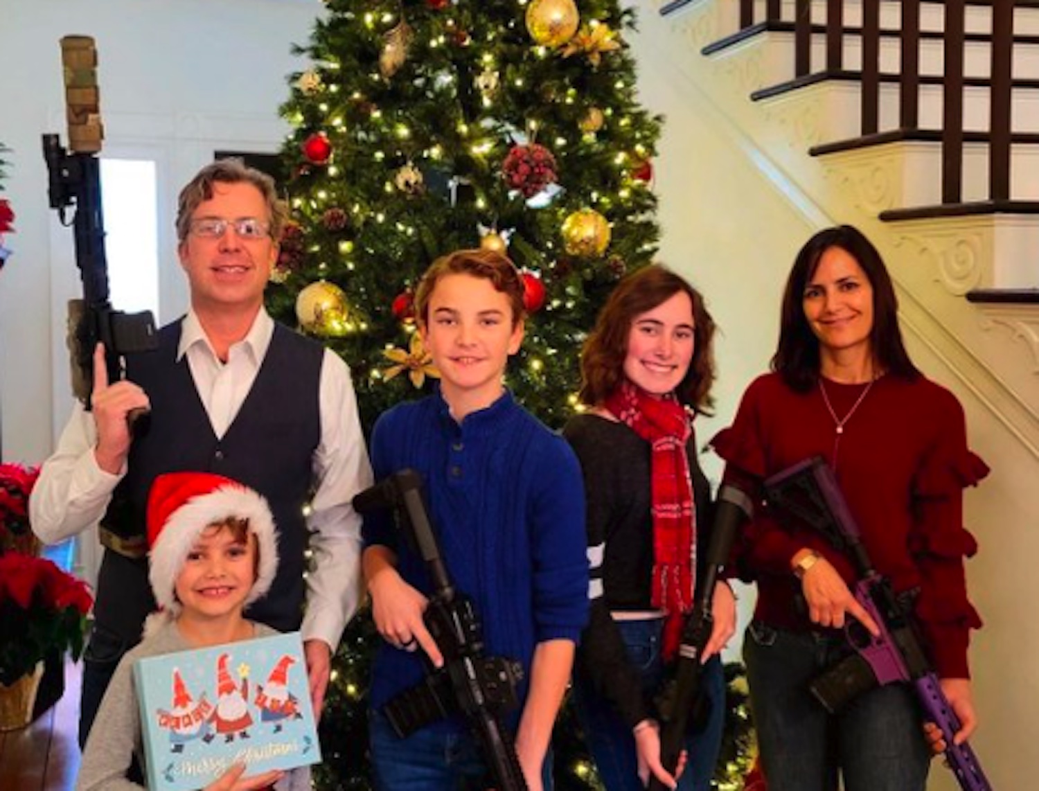 La foto di famiglia del deputato di Nashville con le armi davanti all’albero di Natale, le accuse sui social: «Così avete reso possibile la strage»
