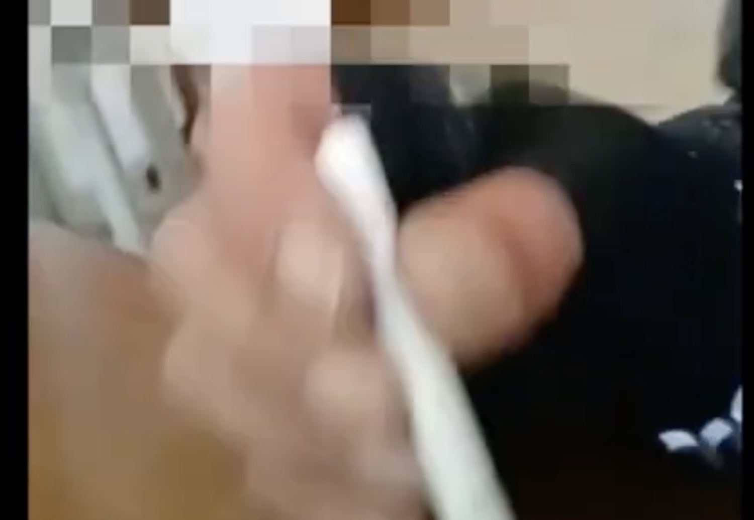 Sniffa cocaina su un banco della chiesa e mette il video sui social: il caso a Orbetello