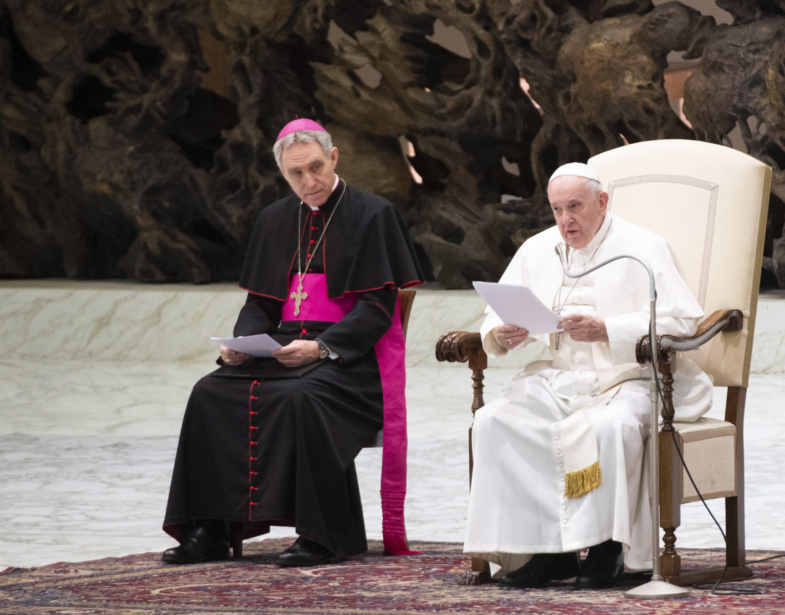 Papa Francesco manda padre Georg lontano dal Vaticano, l’indiscrezione: «Pronto per lui un posto da nunzio apostolico»