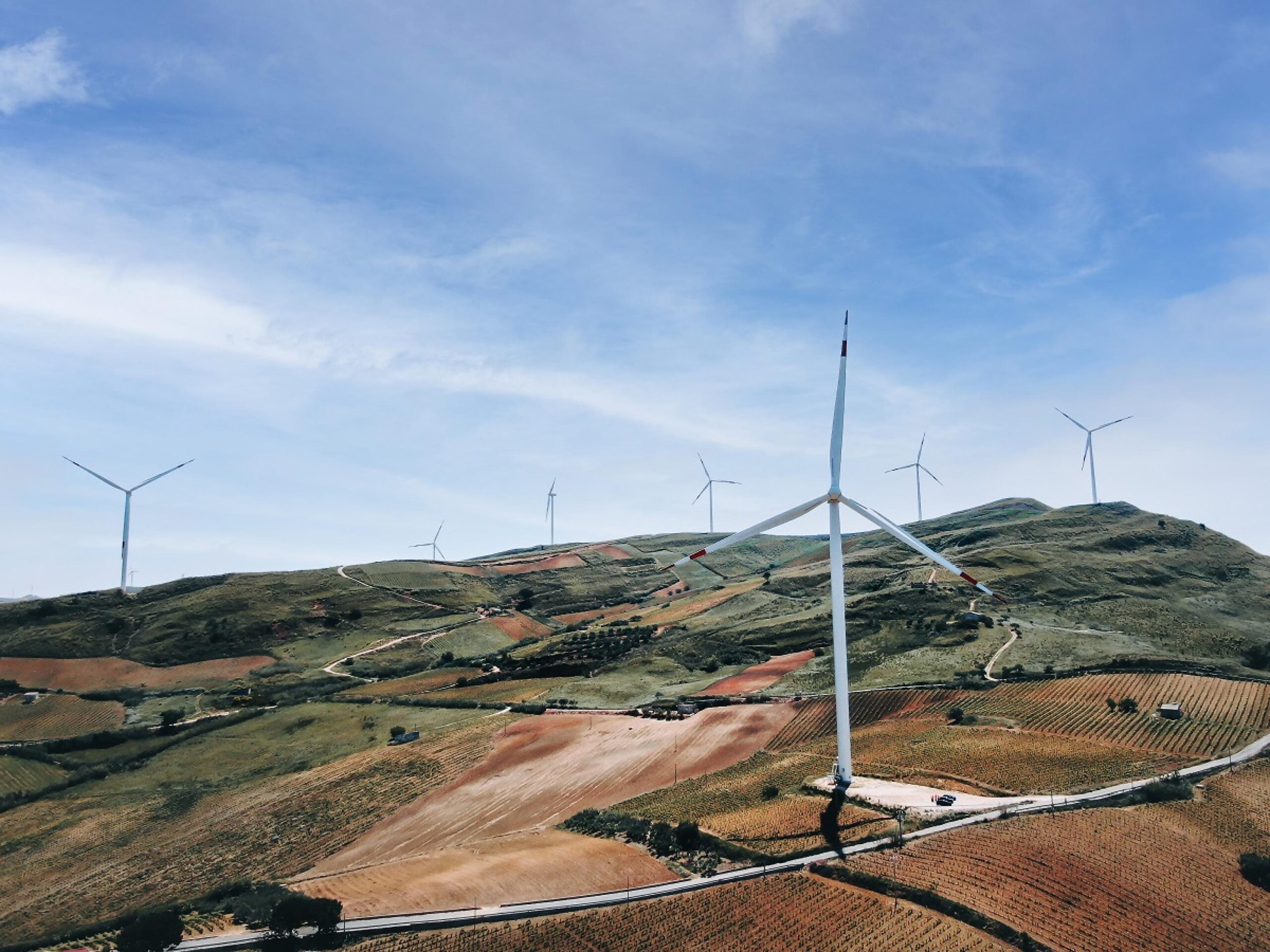 Addio battaglie per il paesaggio contro le pale eoliche? Brutte notizie per Sgarbi: l’emendamento che accelera sugli impianti di energie rinnovabili