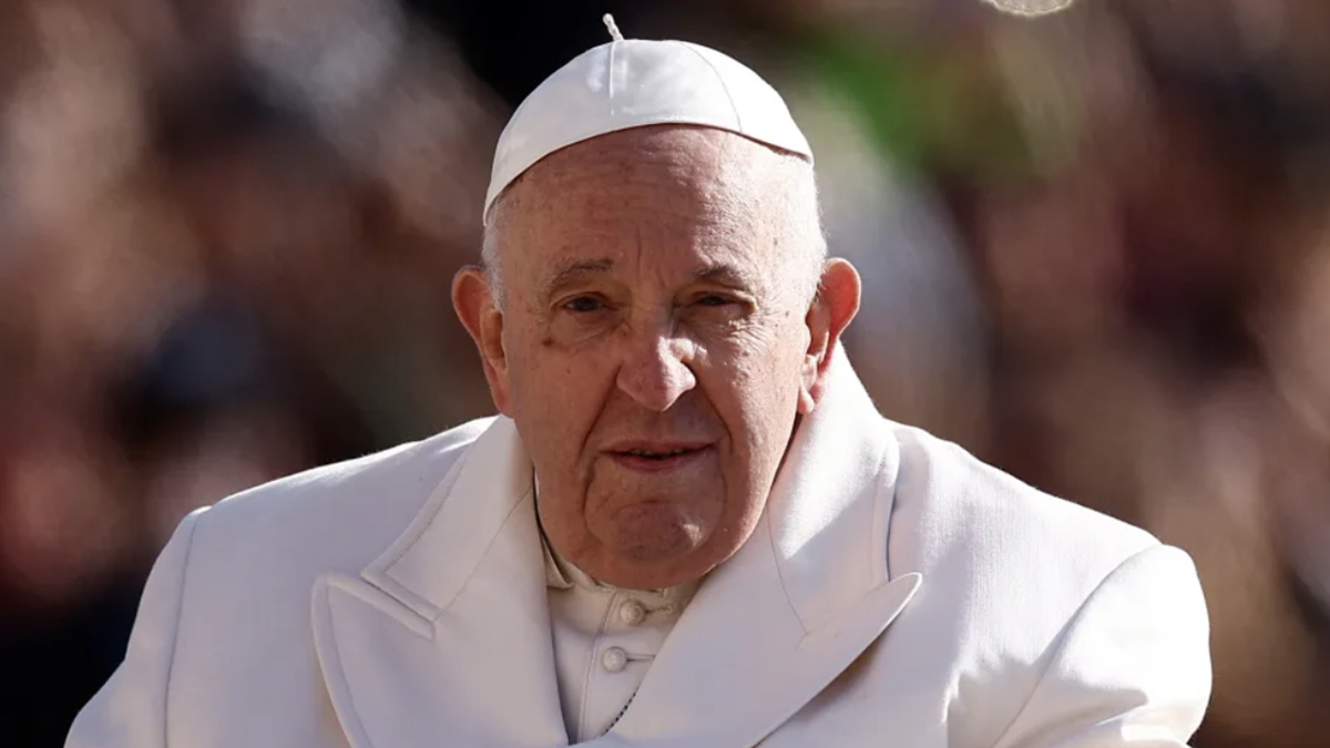 Papa Francesco sta meglio: «Ha letto i giornali e già ripreso a lavorare». Il tweet di ringraziamento per i messaggi da tutto il mondo