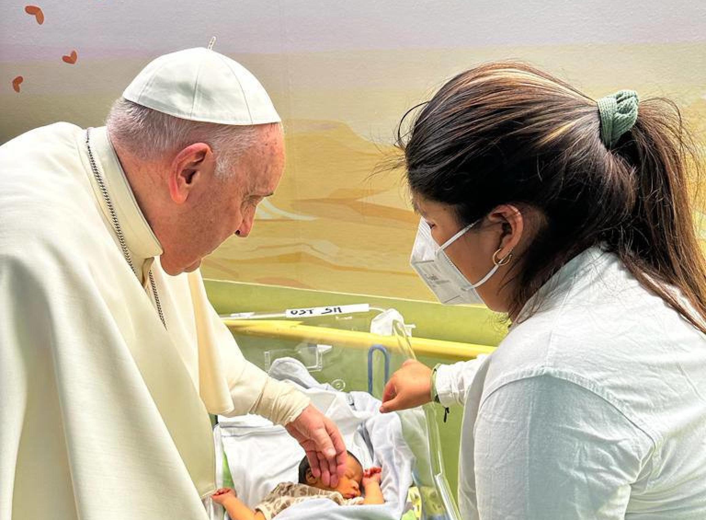 Il Papa battezza un bimbo malato di cancro al Gemelli: «Vai a dire al parroco che ci ho pensato io» – Il video