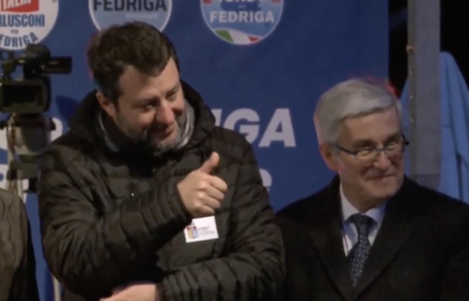 Il caso al comizio del centrodestra a Udine, i leghisti non cantano l’Inno di Mameli: sul palco Salvini e Fedriga – Il video
