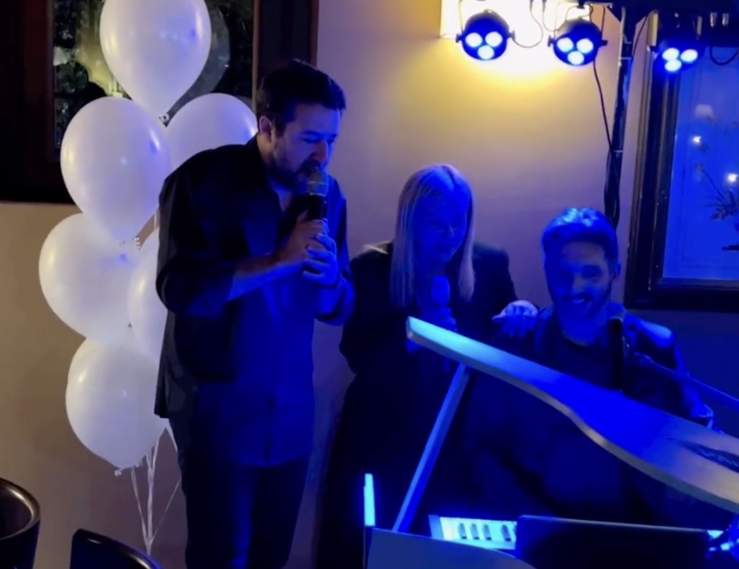 Il duetto Salvini-Meloni alla festa del leghista, la cantata appassionata di De André – Il video