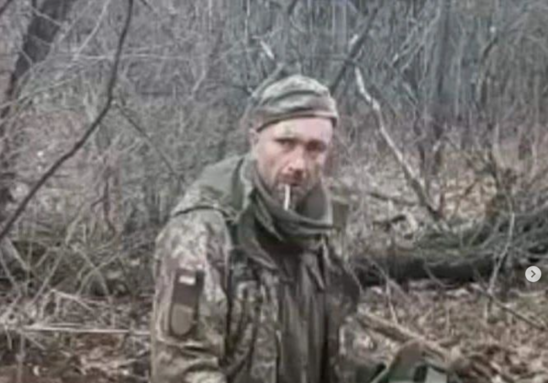 Видео расстрела украинцев. Российские военные обезглавили украинского солдата. Русский солдат.