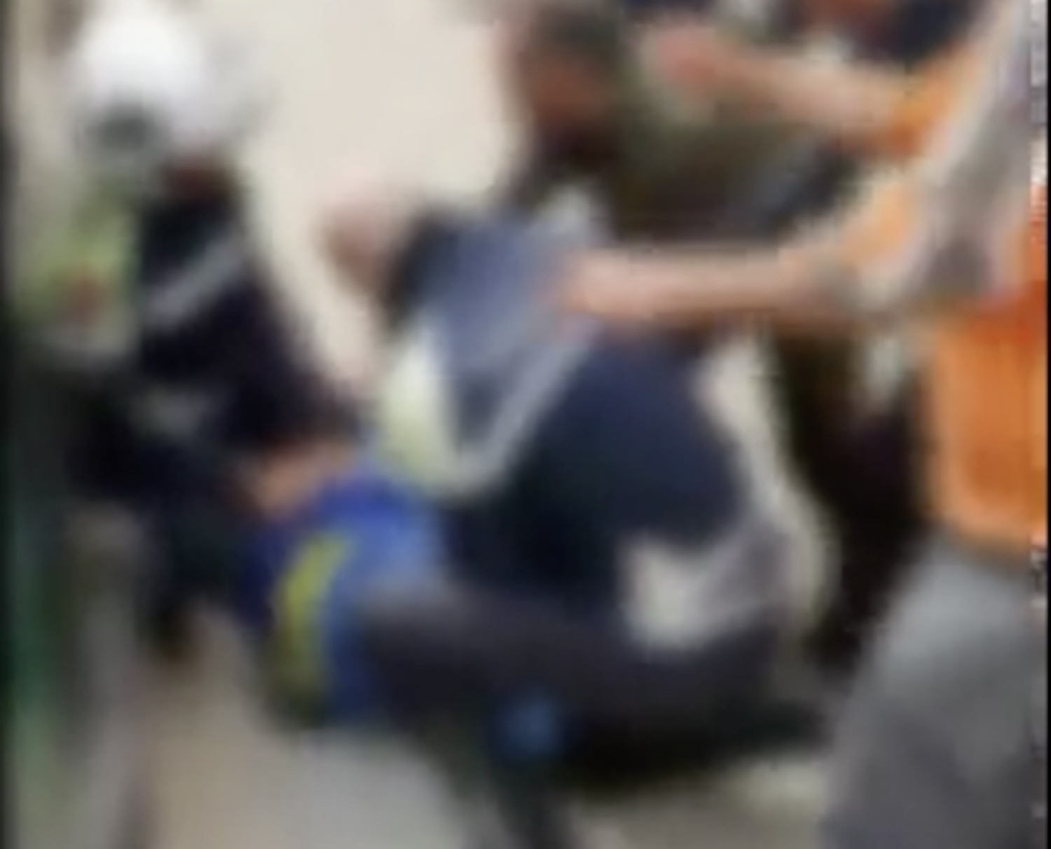 Il caso dei vigili di Taranto contro il corriere multato, le urla mentre lo bloccano a terra: «Aiutatemi» – Il video