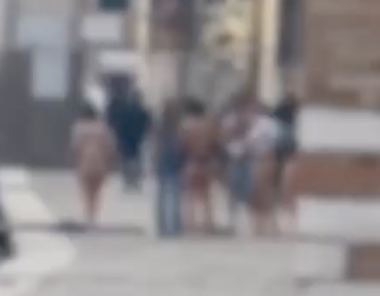 Si spogliano e fanno il bagno nudi tra i passanti: l’ultima bravata dei turisti a Venezia – Il video