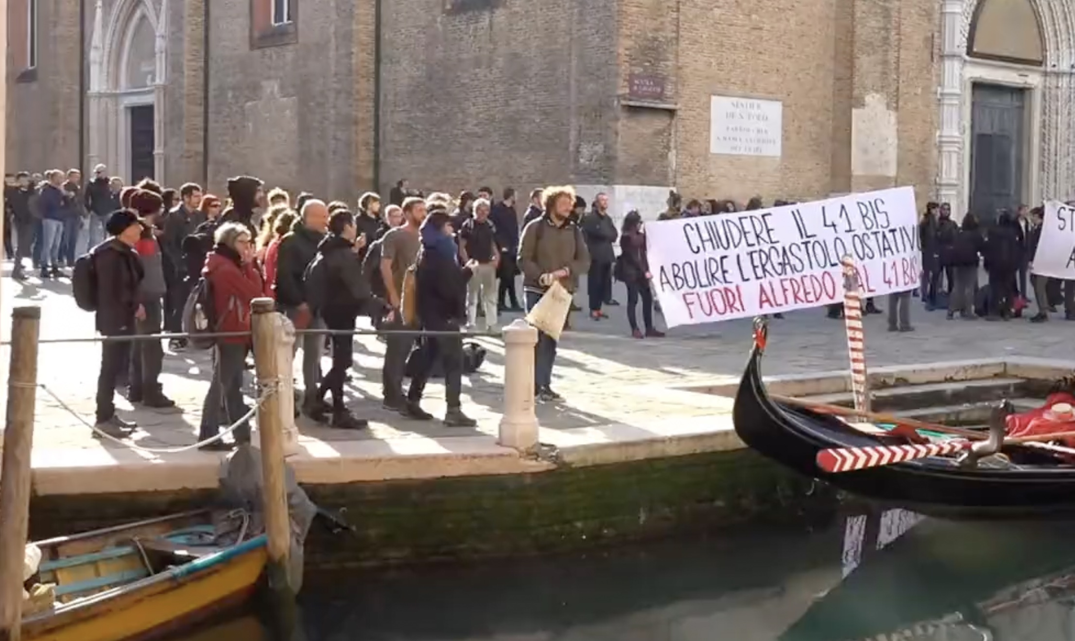 Venezia, il corteo anarchico sfila per la città contro il 41 bis. Tensioni con la polizia