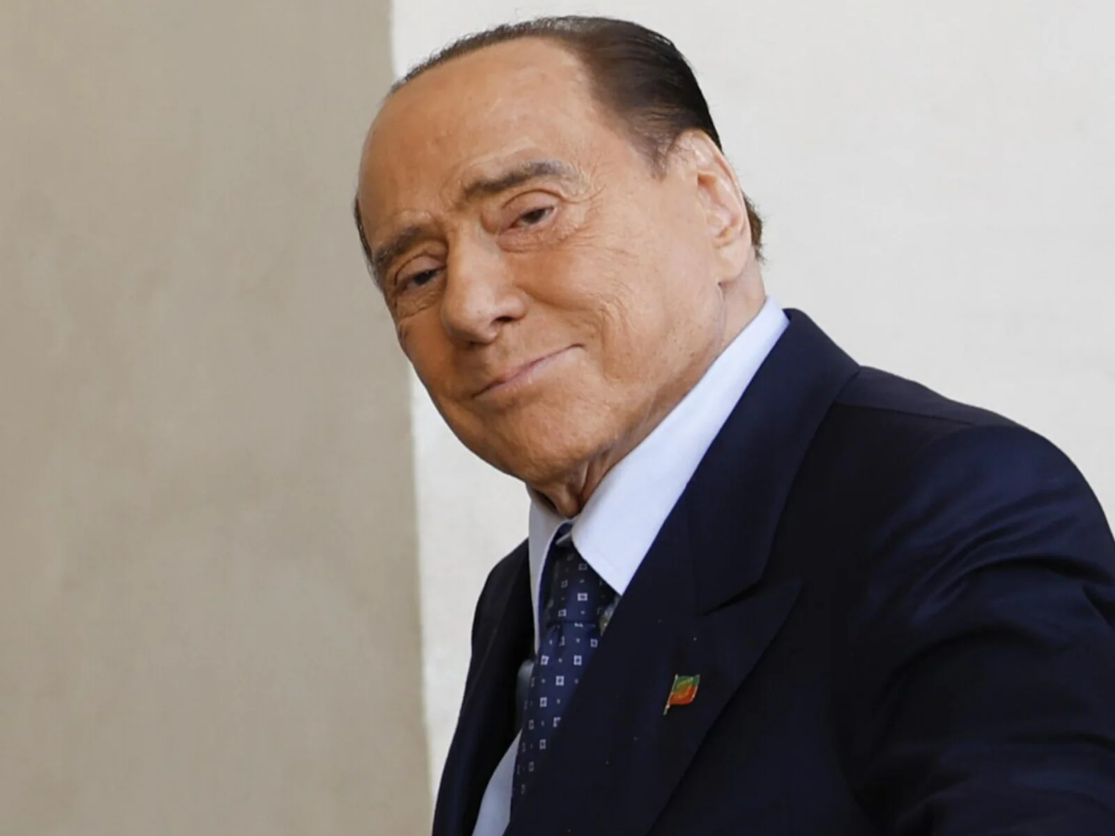 Un ologramma di Berlusconi all’evento di Forza Italia a Paestum, l’accoglienza da brividi: «Sarà trasparente, come se fluttuasse..»