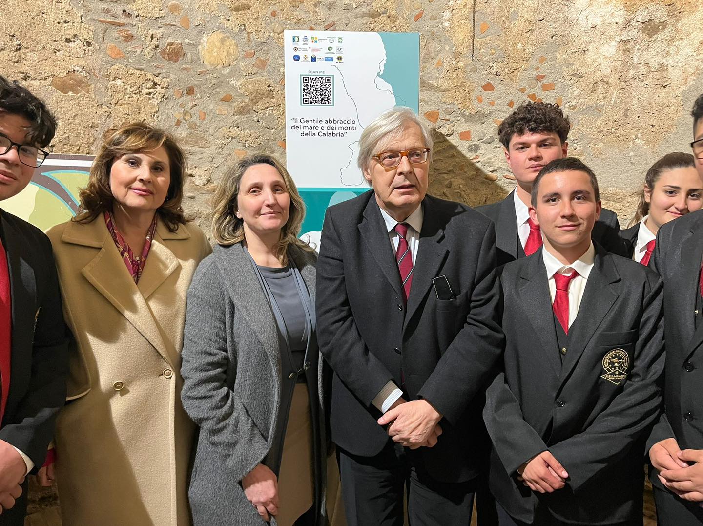 «Il mondo vede questa c*** e non viene più in Calabria». Una scuola di Cosenza invita Sgarbi per una mostra ma la visita finisce male – Il video