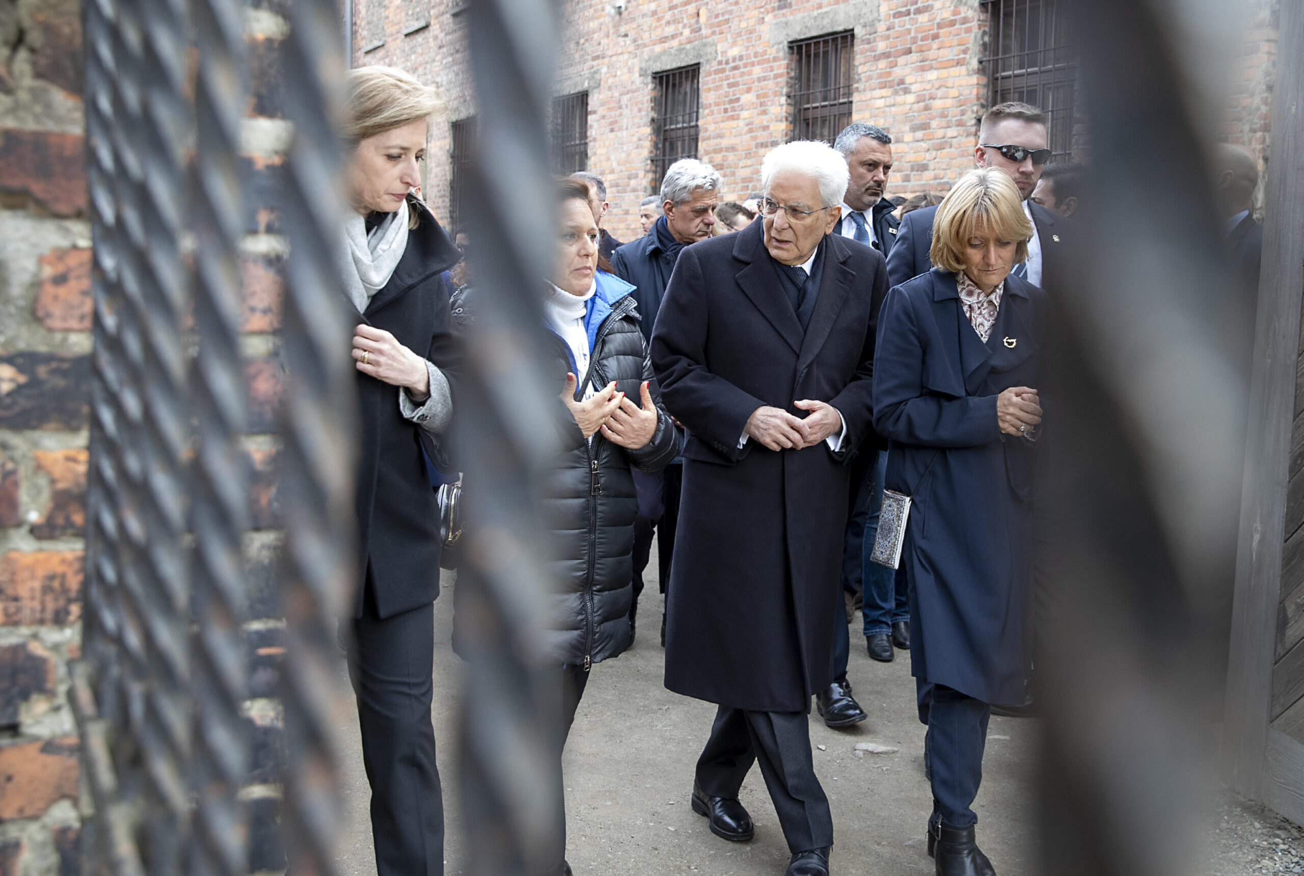 Il Presidente della Repubblica Sergio Mattarella visita il Museo di Auschwitz - Birkenau, Polonia, 18 aprile 2023.   NPK    ANSA / Paolo Giandotti - Ufficio Stampa per la Stampa e la Comunicazione della Presidenza della Repubblica    +++ ANSA PROVIDES ACCESS TO THIS HANDOUT PHOTO TO BE USED SOLELY TO ILLUSTRATE NEWS REPORTING OR COMMENTARY ON THE FACTS OR EVENTS DEPICTED IN THIS IMAGE; NO ARCHIVING; NO LICENSING +++