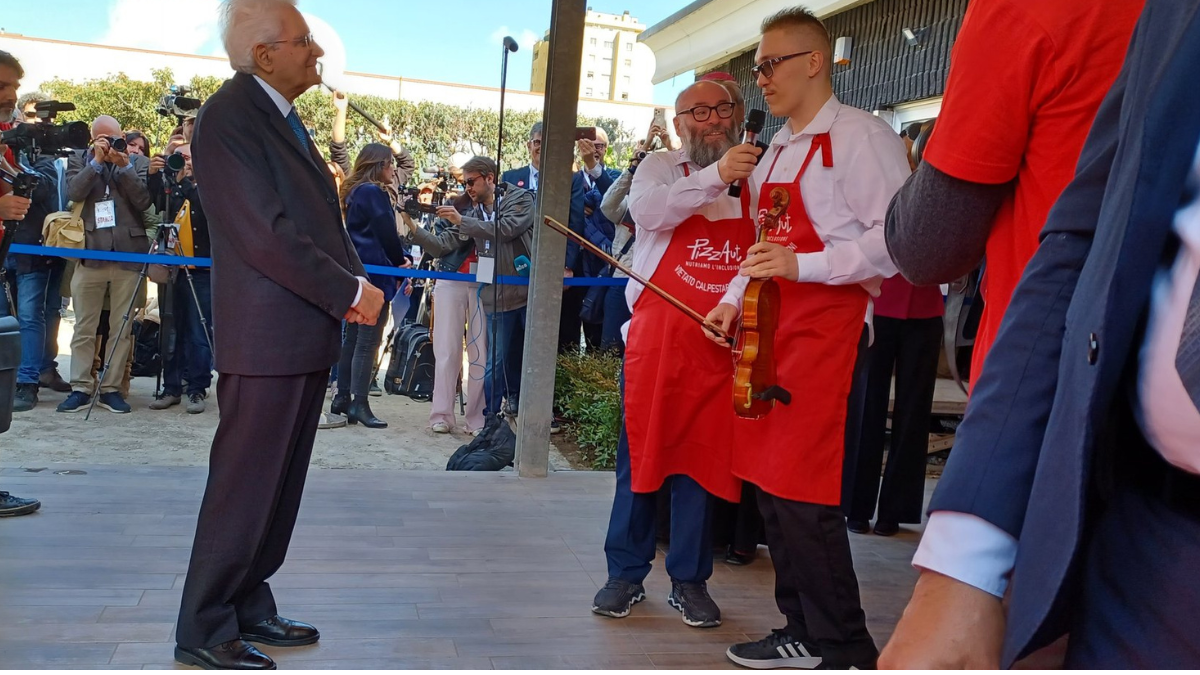 Mattarella all’inaugurazione di PizzAut, la pizzeria dei ragazzi autistici. Le festa a Monza per i nuovi assunti, il ritratto di Beatrice per il presidente – La foto