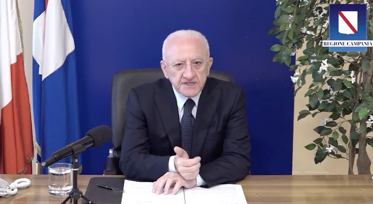 De Luca sfotte Schlein sulla consulente di immagine: «Se mi paga la metà garantisco risultati migliori» – Il video