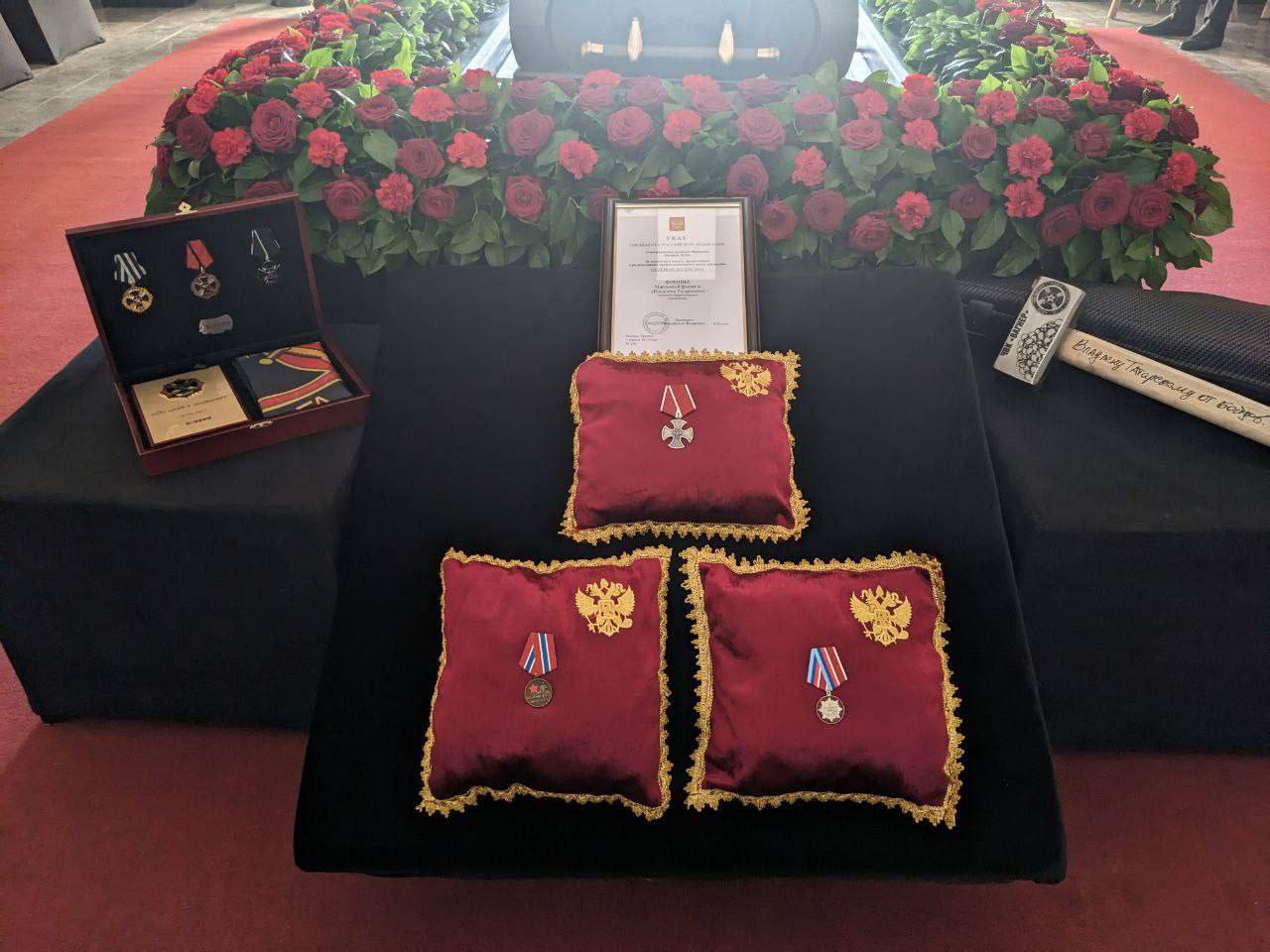 Mosca, folla ai funerali di Tatarsky. Il capo del gruppo Wagner Prigozhin porta un martello da demolizione – Foto e video