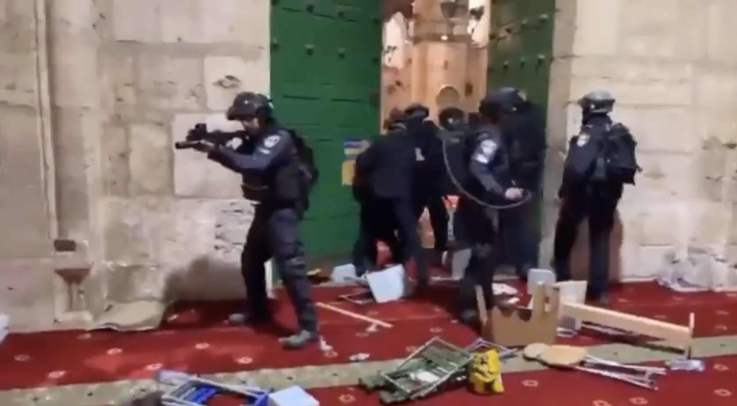 Gerusalemme, seconda notte di violenze nella moschea di Al-Aqsa: scontri tra fedeli e polizia israeliana – Il video