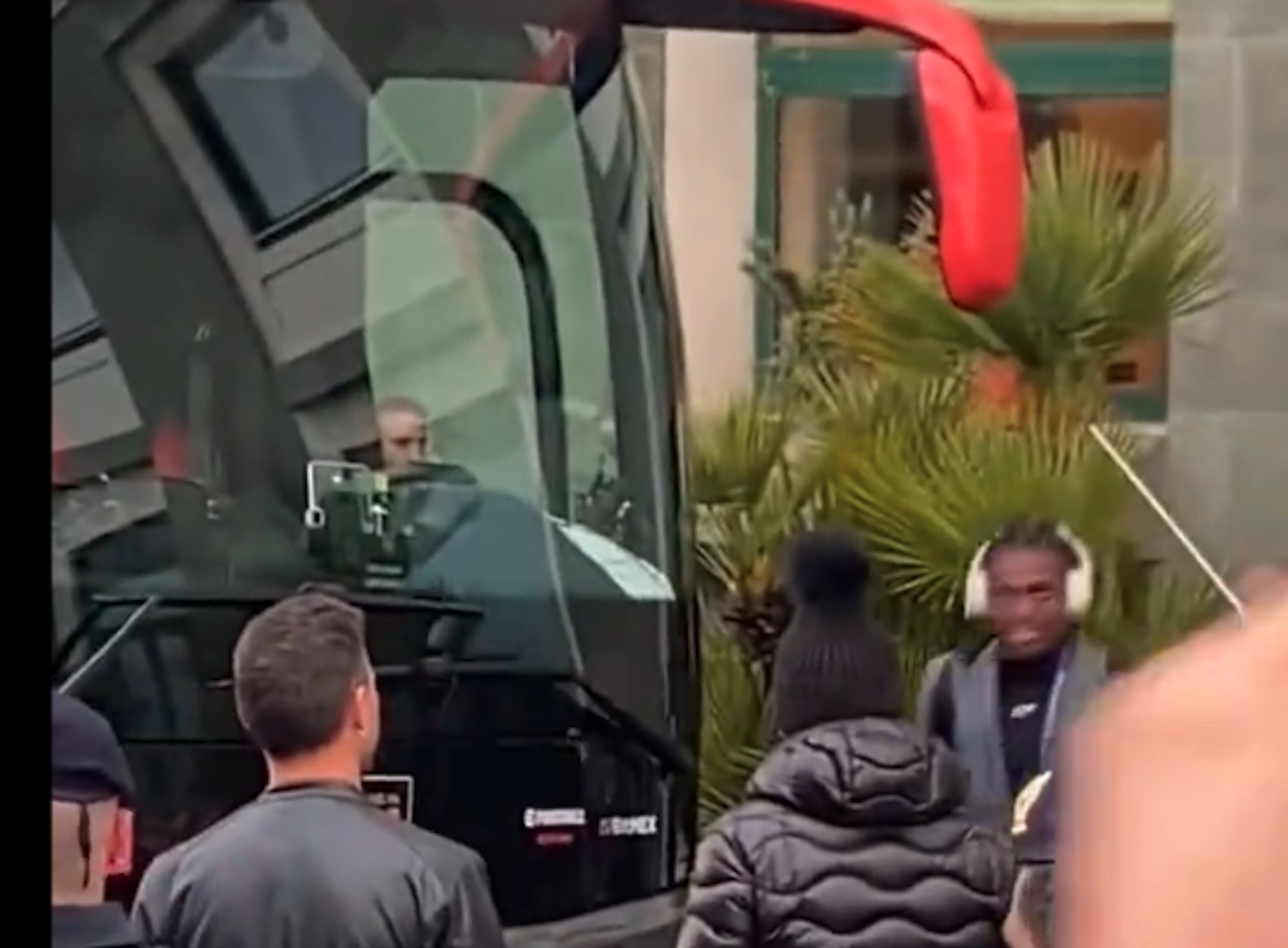 Bordate di ululati razzisti prima di Napoli-Milan contro Leao: la reazione  del portoghese fuori dall'hotel - Il video - Open