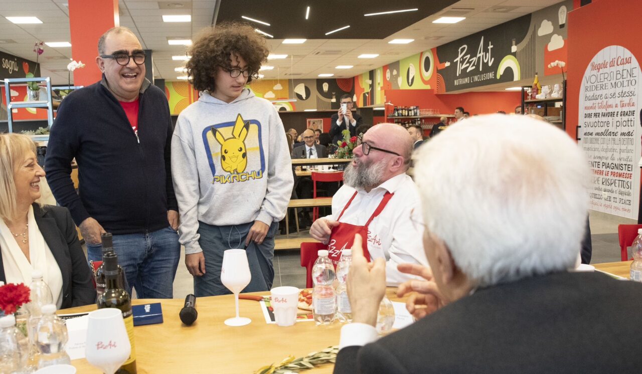 Mattarella a PizzAut, l'incontro con Elio e suo figlio Dante. E il  presidente fa una battuta sui Pokemon - Open