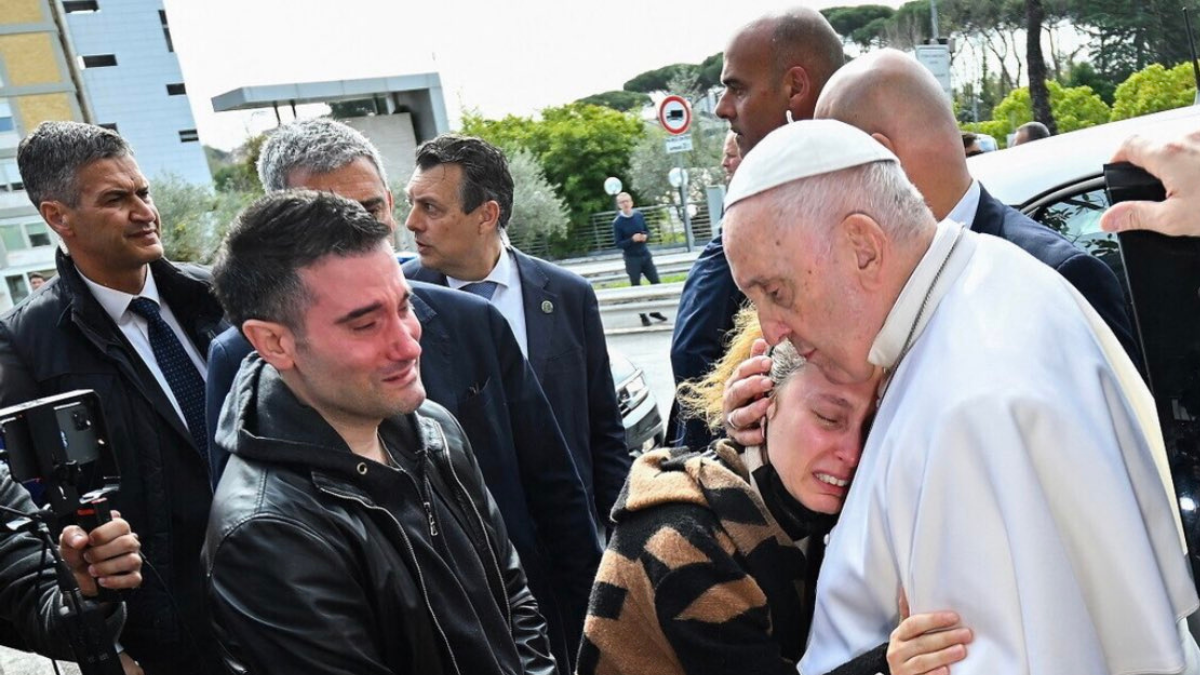 All’uscita dall’ospedale il Papa abbraccia una mamma che ha perso la figlia nella notte – Il video