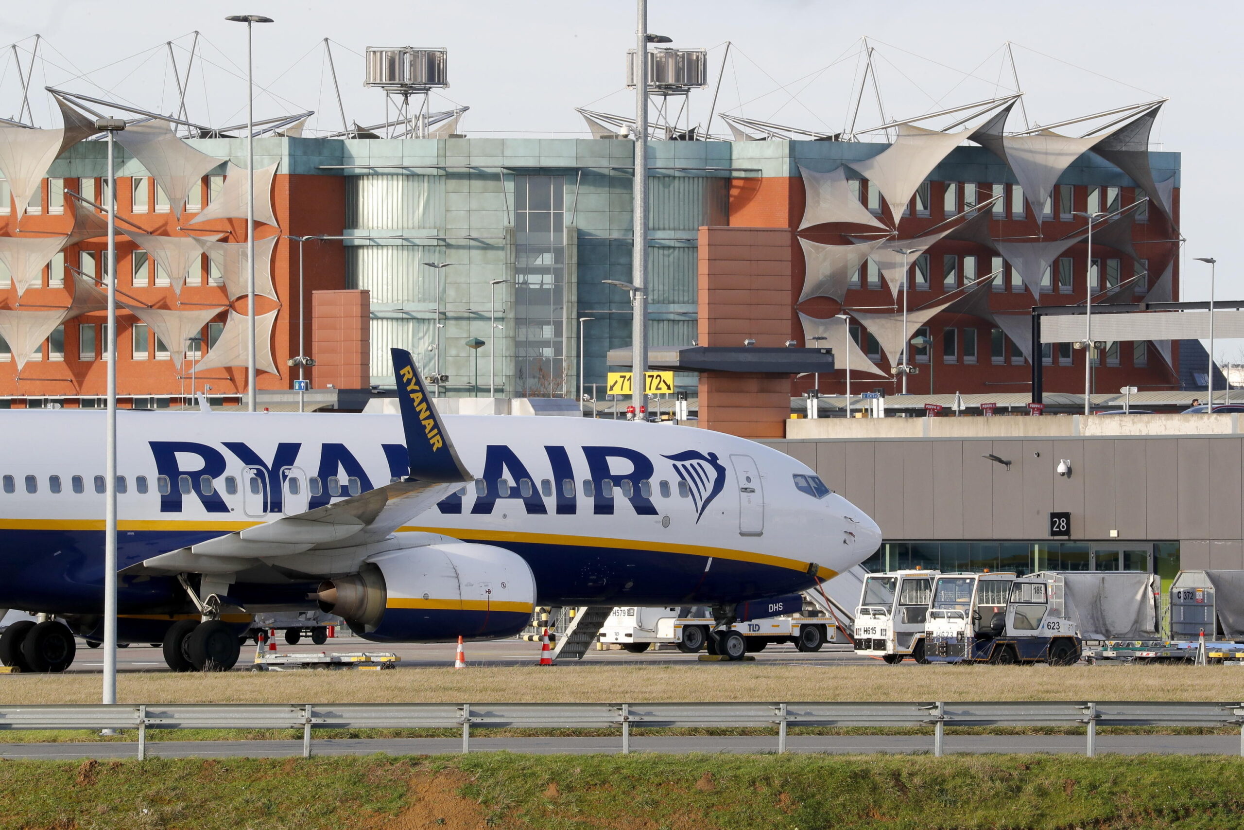 Allarme greenwashing per le compagnie aeree: «Ryanair e WizzAir inquinano più che mai» – Il rapporto