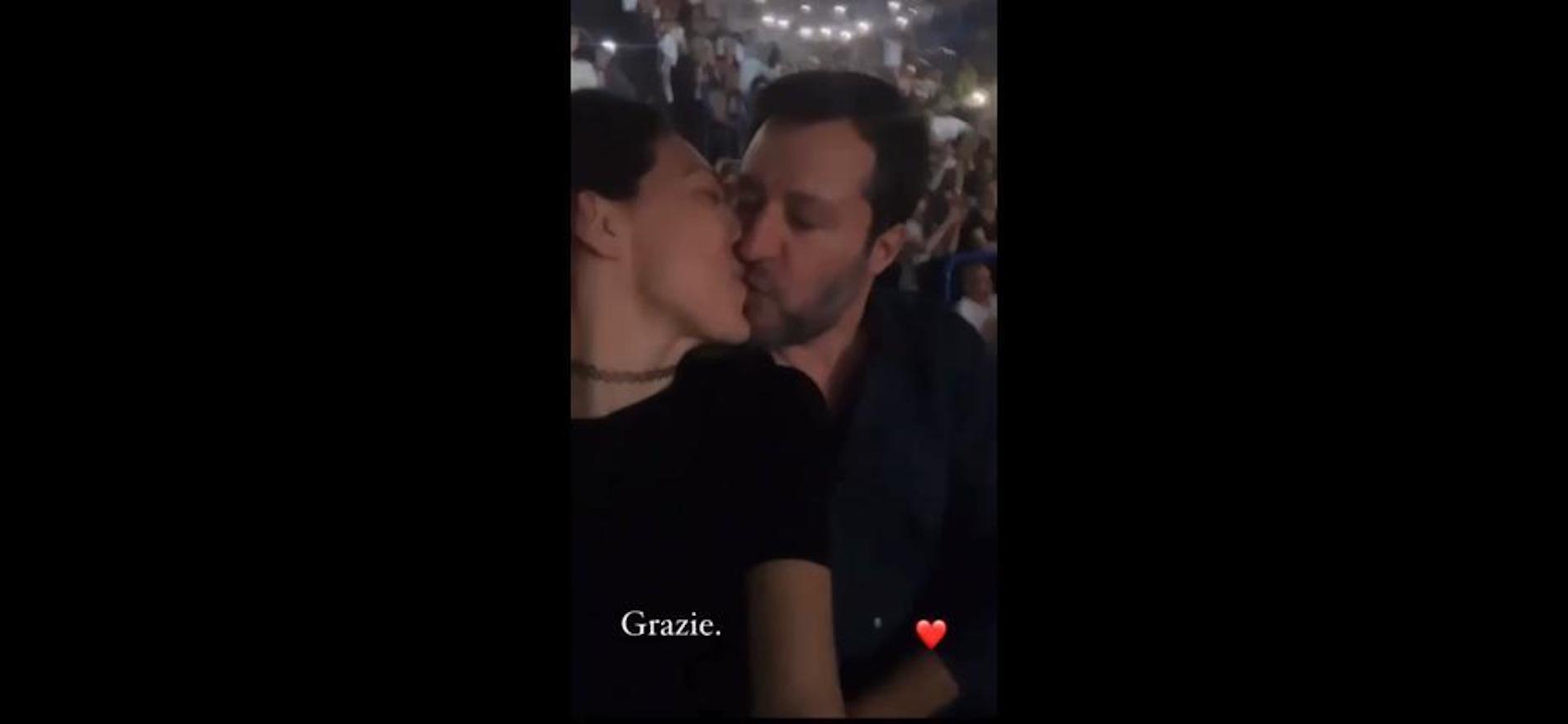 Matteo Salvini al concerto di Max Pezzali con la fidanzata Francesca Verdini, la dedica romantica sulle note di “Come mai” – Il video