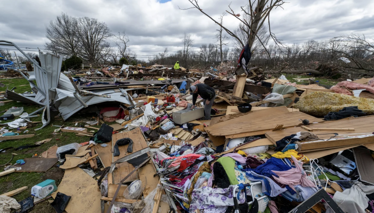 Usa, almeno 21 morti per i tornado in sette Stati: case ridotte in cumuli di macerie, detriti ovunque e tetti spazzati via – I video