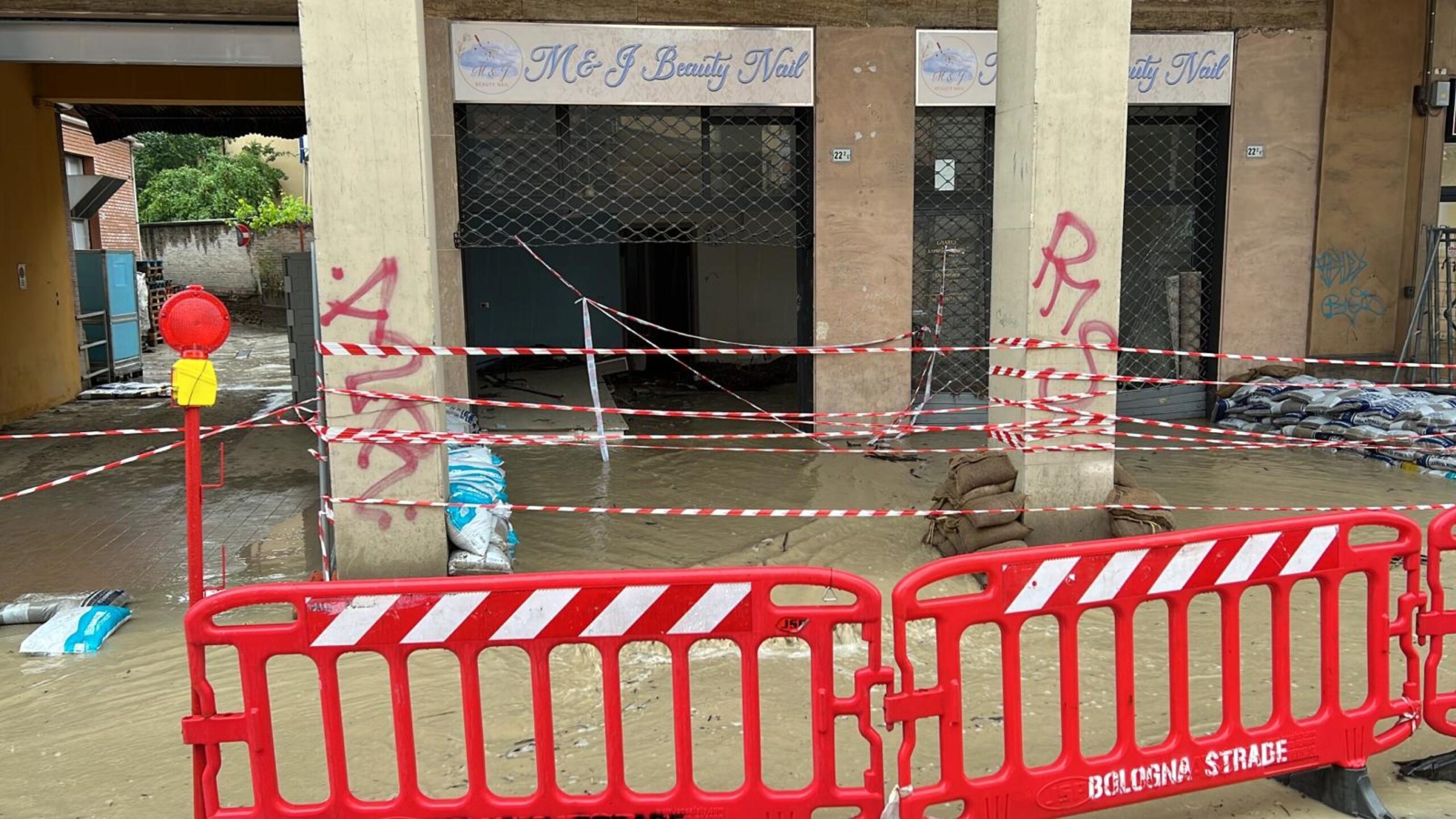 I danni causati dalla nuova esondazione del torrente
Ravone a Bologna, in via Saffi, 16 Maggio 2023. ANSA/FEDERICO BALLETTI