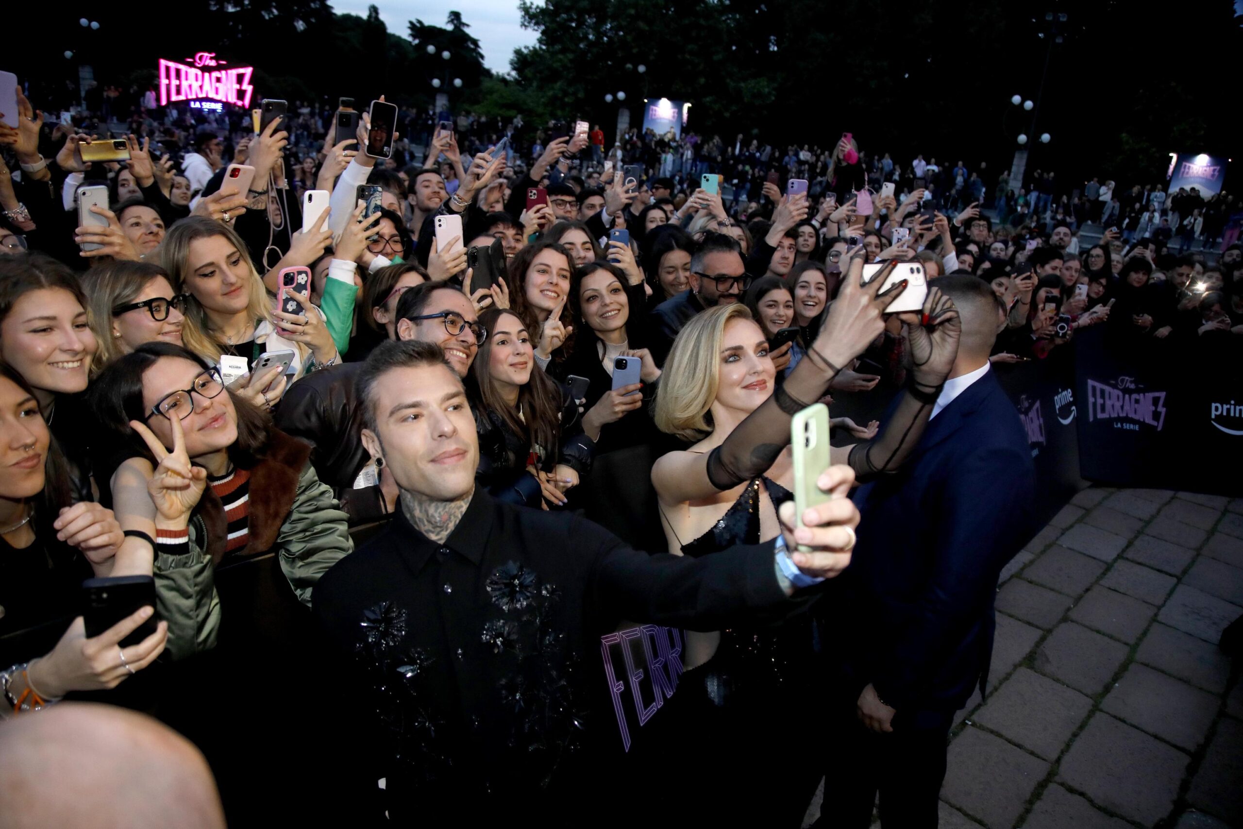 Milano, bagno di folla per Chiara e Fedez per il lancio di The Ferragnez:  «La parte più difficile? La terapia di coppia» - Foto e video - Open