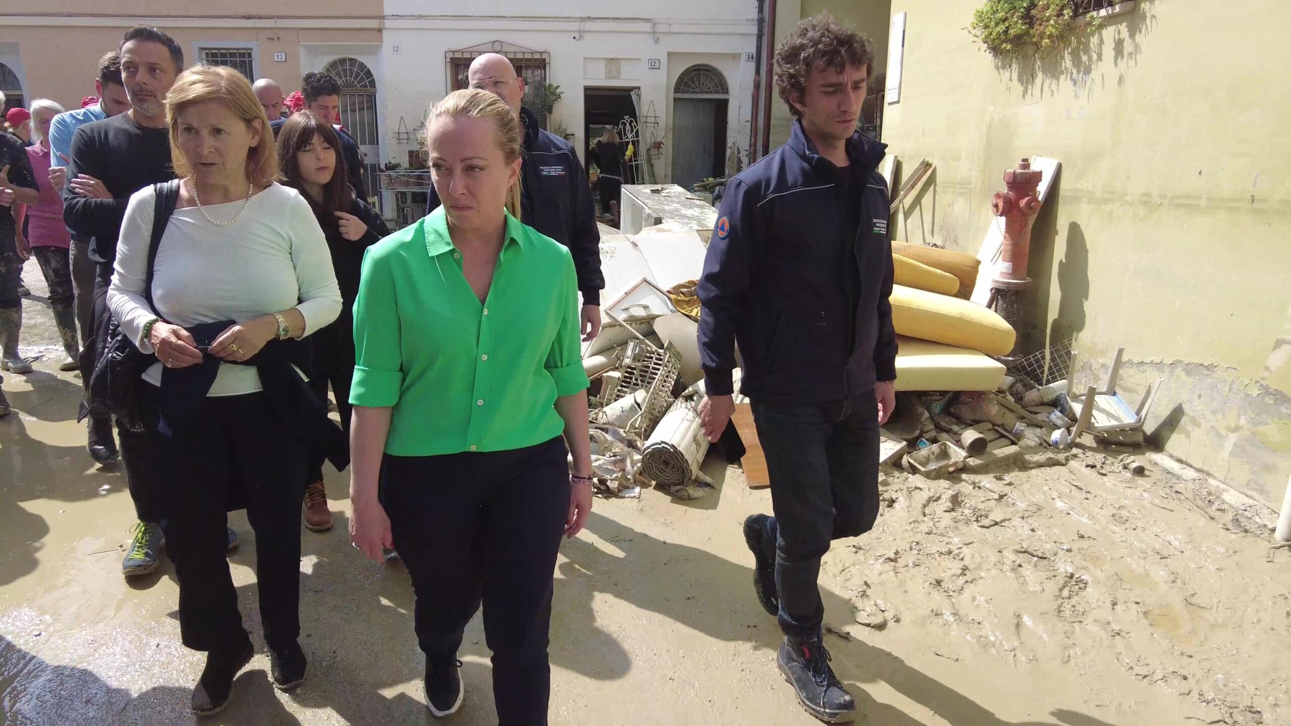 Fermoimmagine del video della presidenza del Consiglio in cui la premier Giorgia Meloni ha incontrato alcuni cittadini colpiti dall'alluvione, 21 maggio 2023. ANSA / UFFICIO STAMPA PALAZZO CHIGI