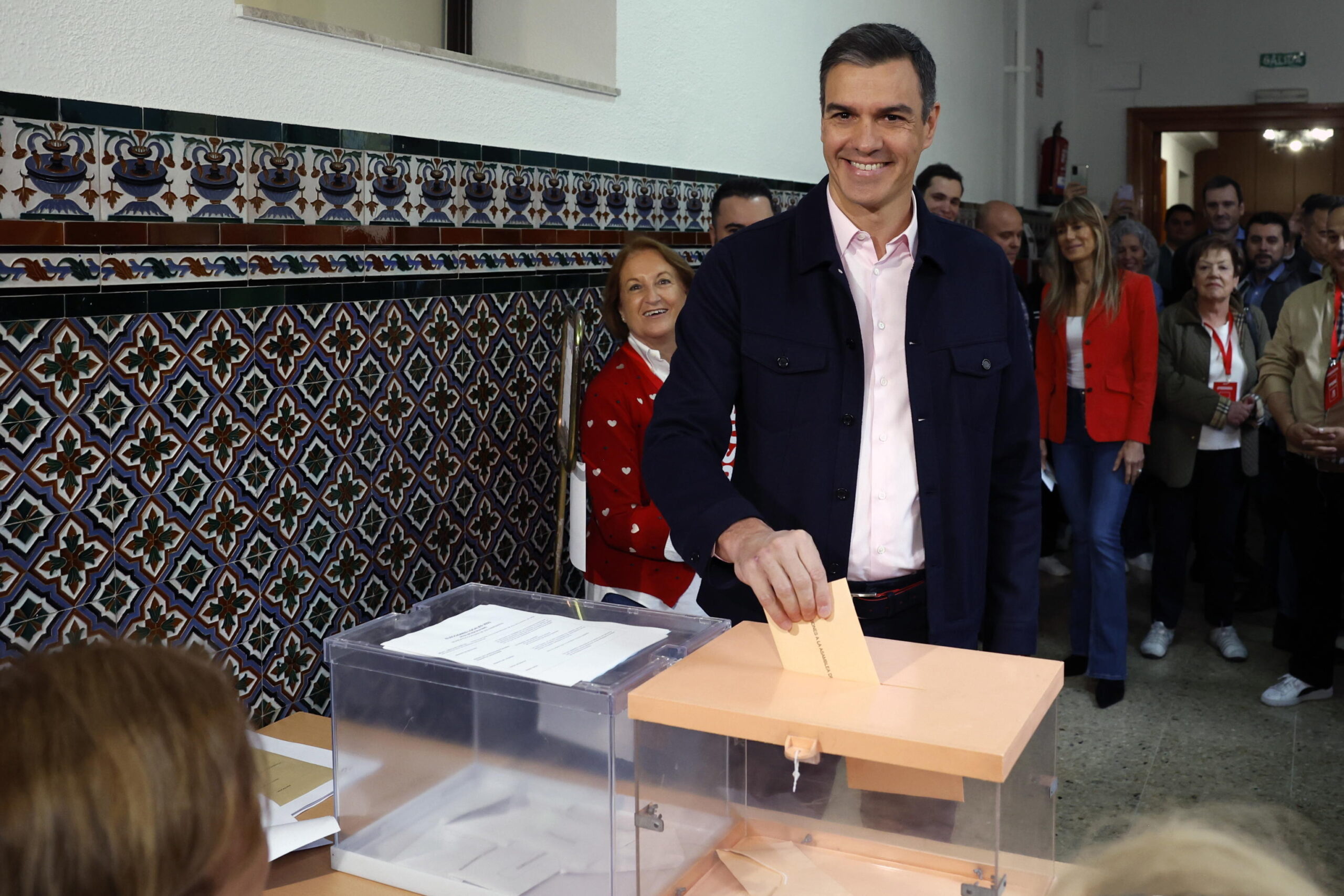 Photo of Elections in Spain, negative signs for Sanchez: the center-right snatches Seville and Valencia from the Socialists