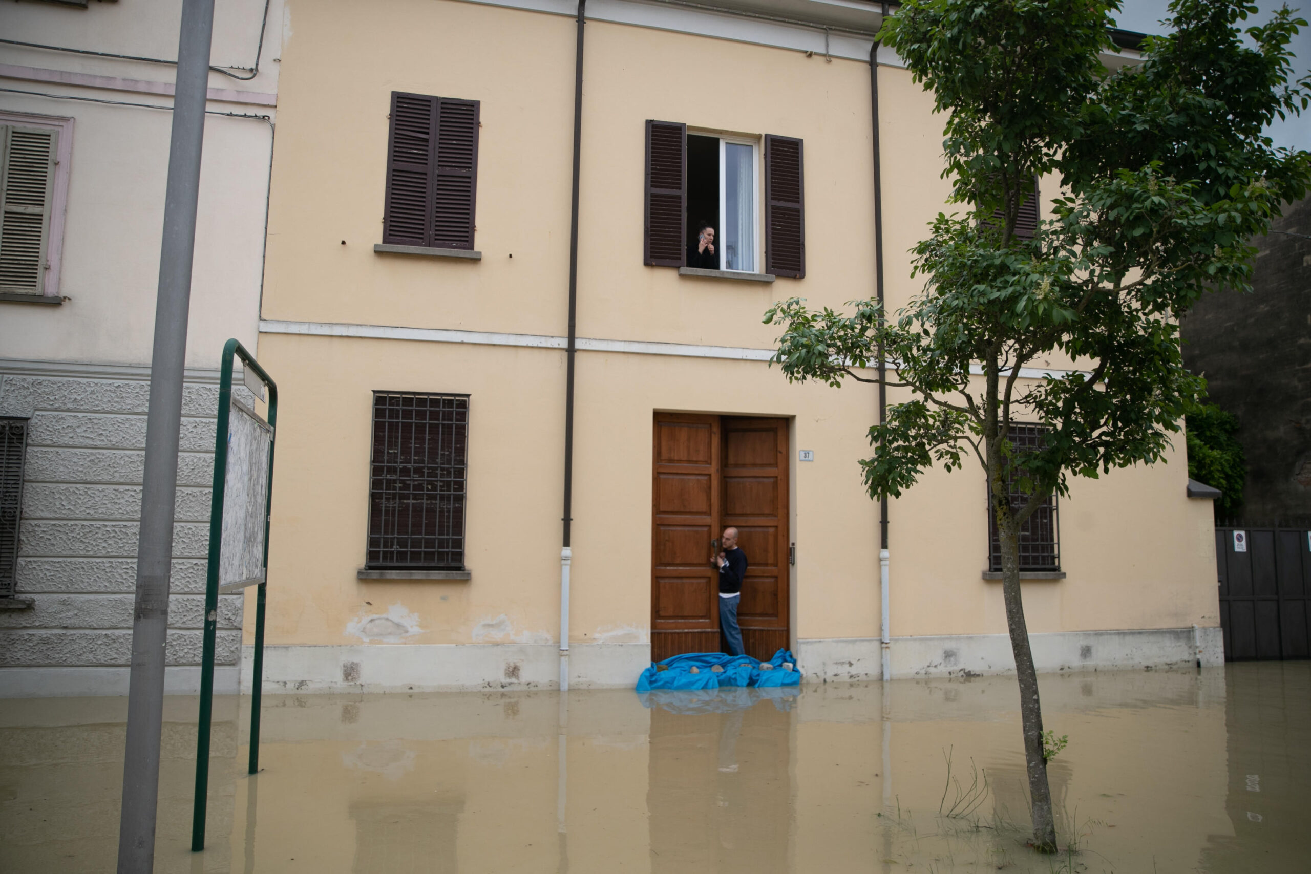 I danni causati dall'alluvione per l'esondazione di un fiume, a Lugo in Provincia di Ravenna, 18 maggio 2023. ANSA/EMANUELE VALERI