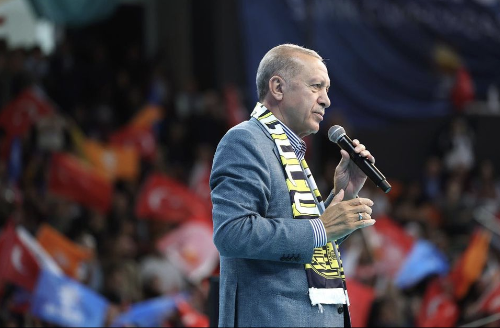 Erdogan festeggia la vittoria su un bus scoperto: «Ora inizia il “secolo della Turchia”» – Il video
