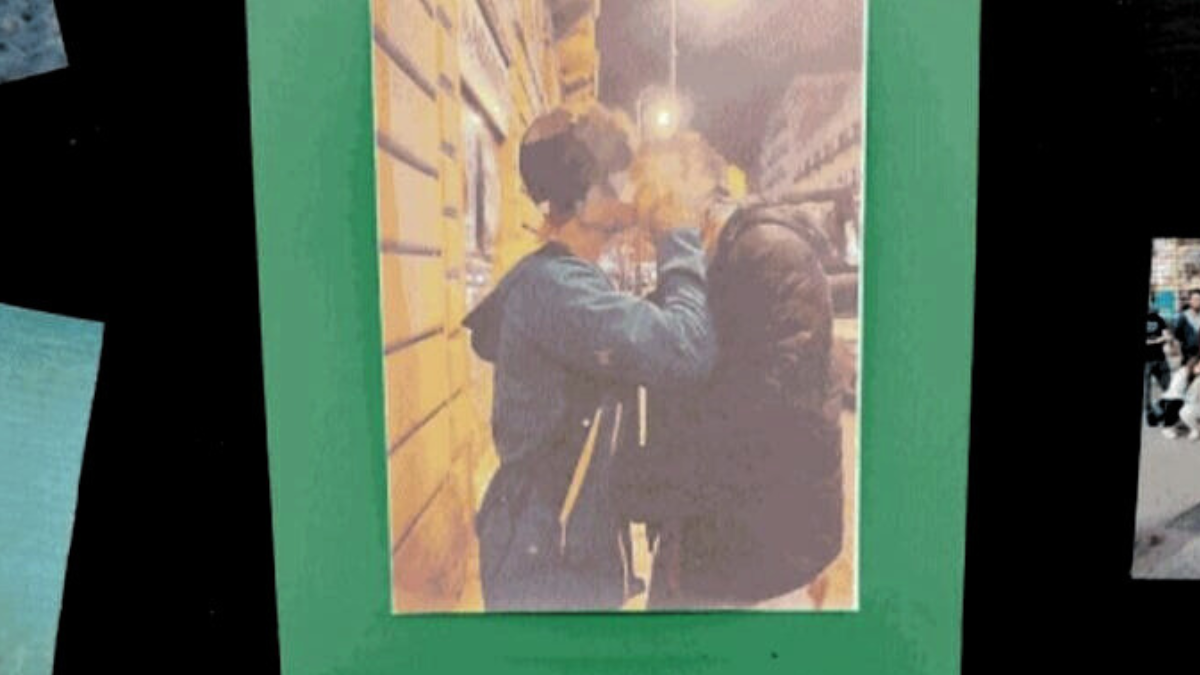 No alla foto di due ragazzi che si baciano per la mostra a scuola, scatta la censura della preside a Modena