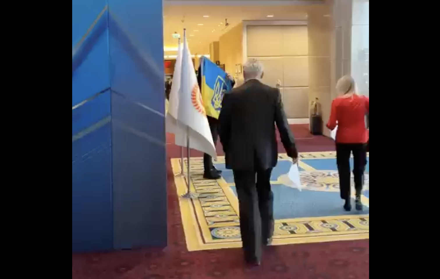 Ankara, rissa al vertice economico. Il rappresentante russo strappa la bandiera a quello ucraino: la reazione – Il video