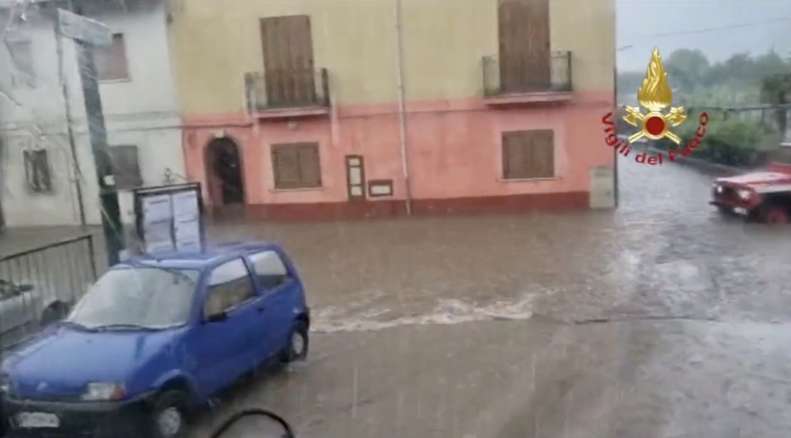 Nubifragio ad Avellino, allagamenti nella piana di Celzi: una vittima – Il video