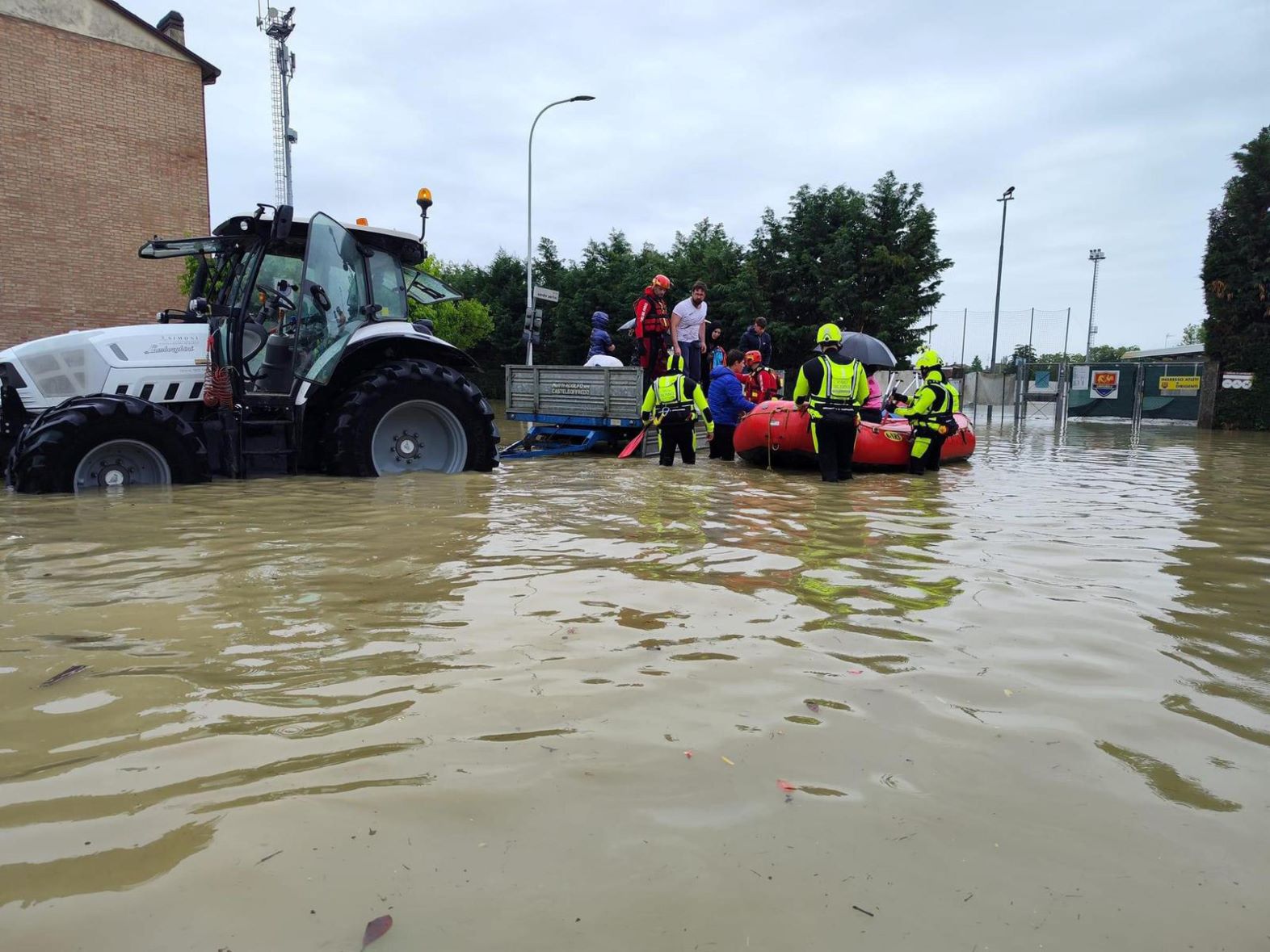 «Acqua alle ginocchia e topi morti»: la sindaca di Conselice ordina l’evacuazione per rischi sanitari – Il video