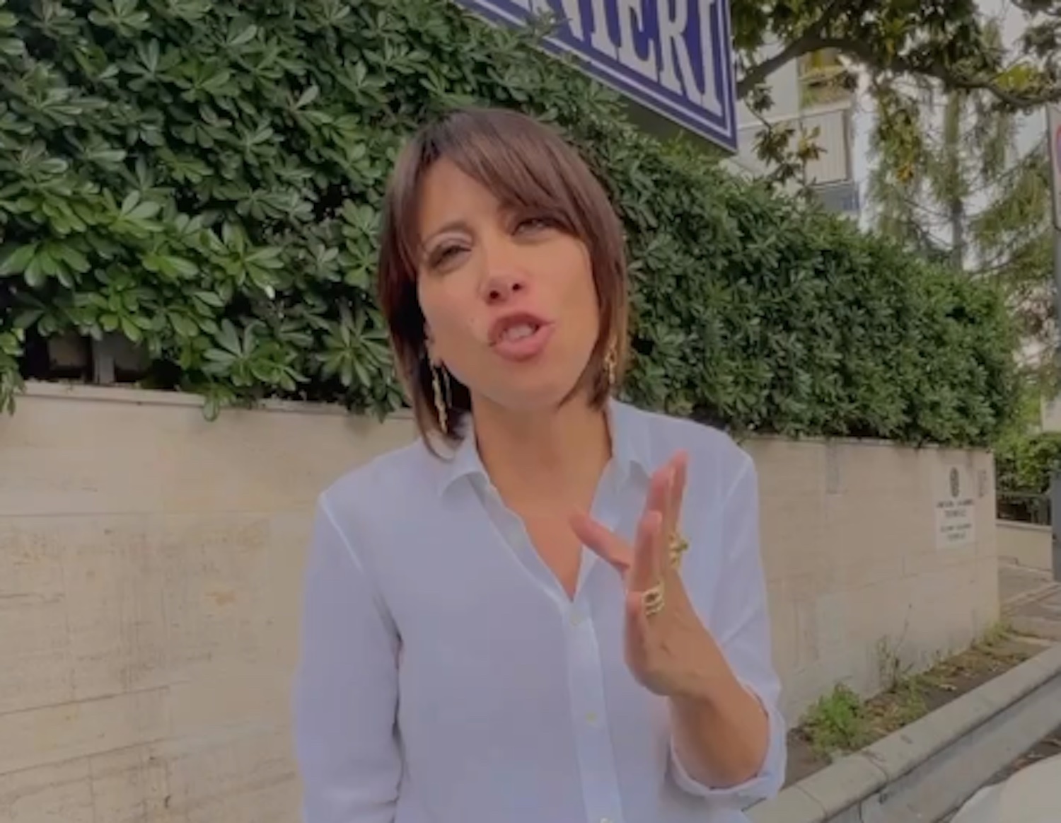 Nunzia De Girolamo aggredita in auto a Roma: «Un ragazzo è impazzito: ero bloccata dalla paura» – Il video