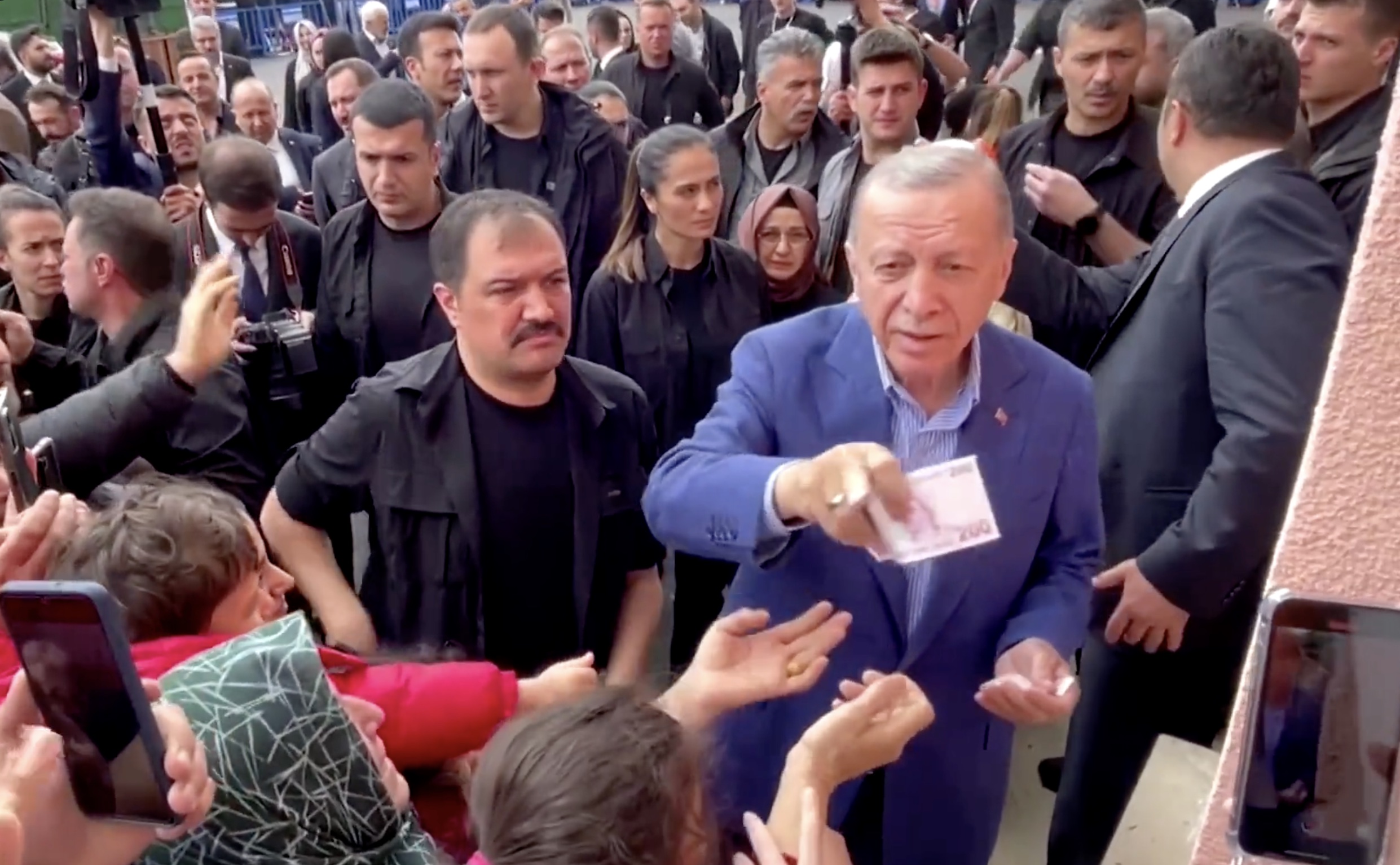 Turchia, Erdogan distribuisce soldi ai sostenitori fuori dal seggio – Il video