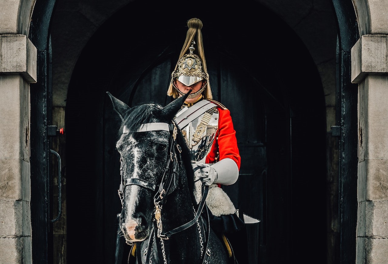 «Don’t touch the King’s Guard!». A Londra cambia la formula, non il pericolo per chi si avvicina all’agente di Sua Maestà. E al cavallo…  – Il video