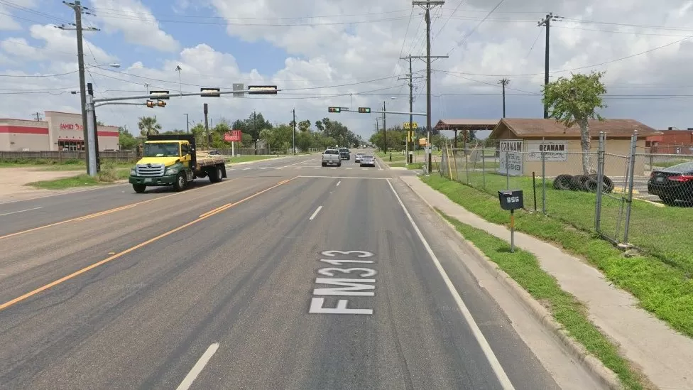 Choque de autos en parada de autobús en Texas: al menos 7 muertos  Policía: “Ataque deliberado”