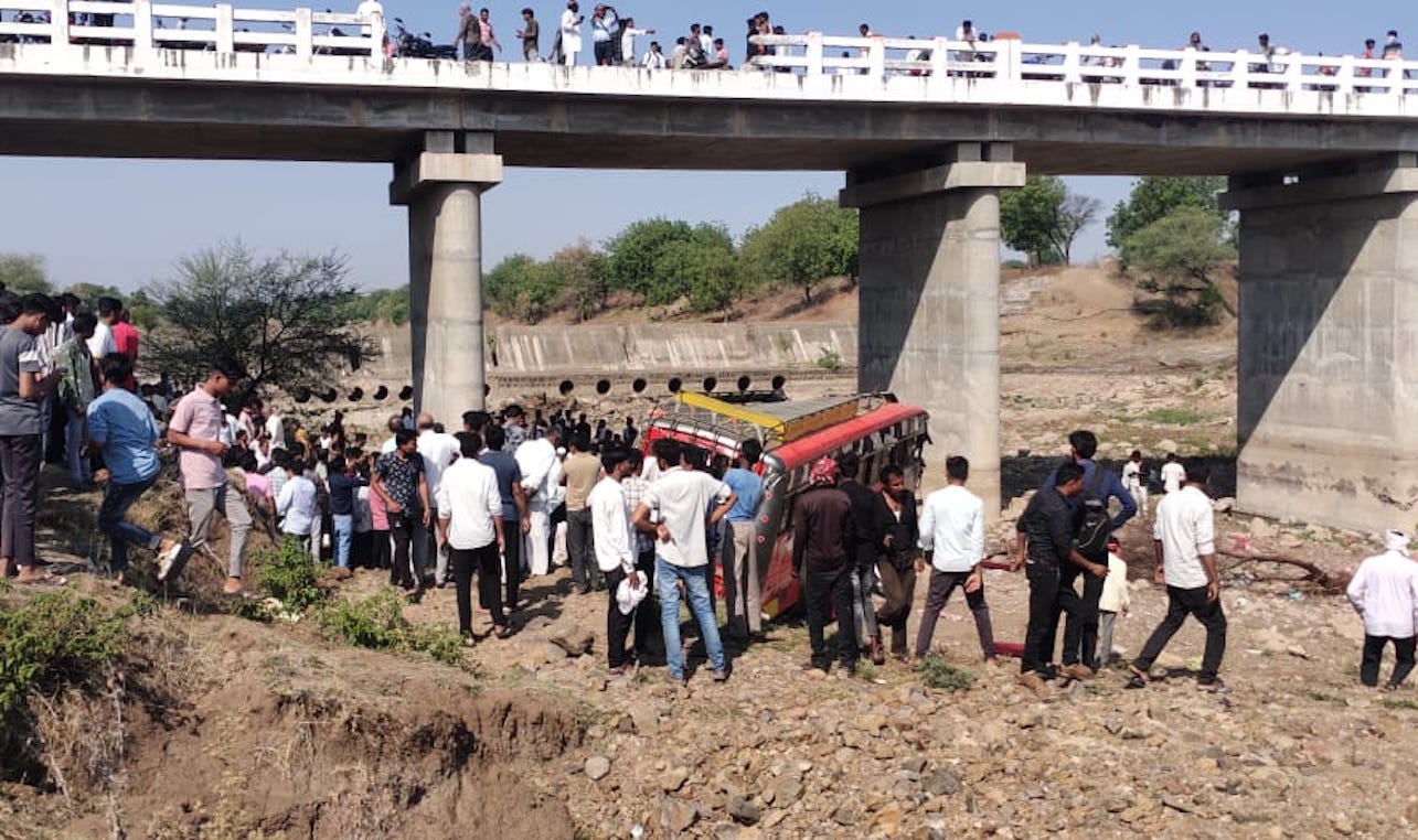 India, autobus precipita da un ponte: «Almeno 15 morti e 20 feriti» – Il video