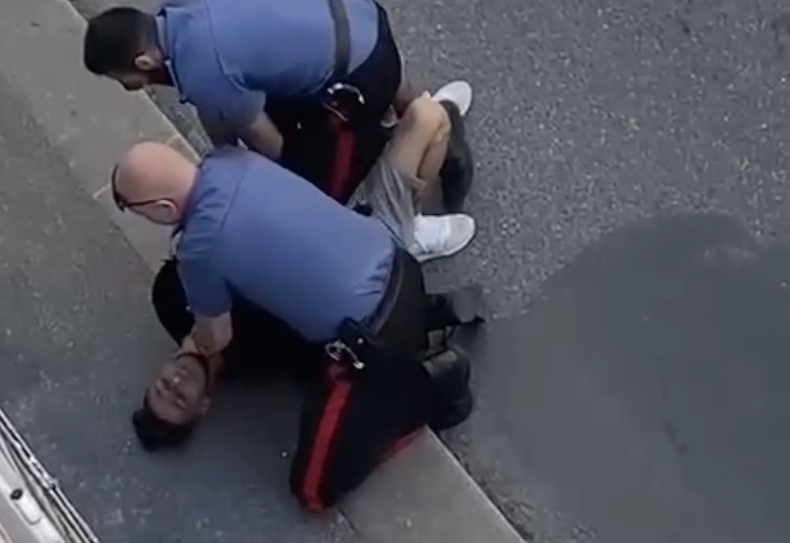 Livorno, nuovo caso di arresto violento: il Carabiniere sferra un calcio in faccia a un ragazzo durante il fermo – Il video
