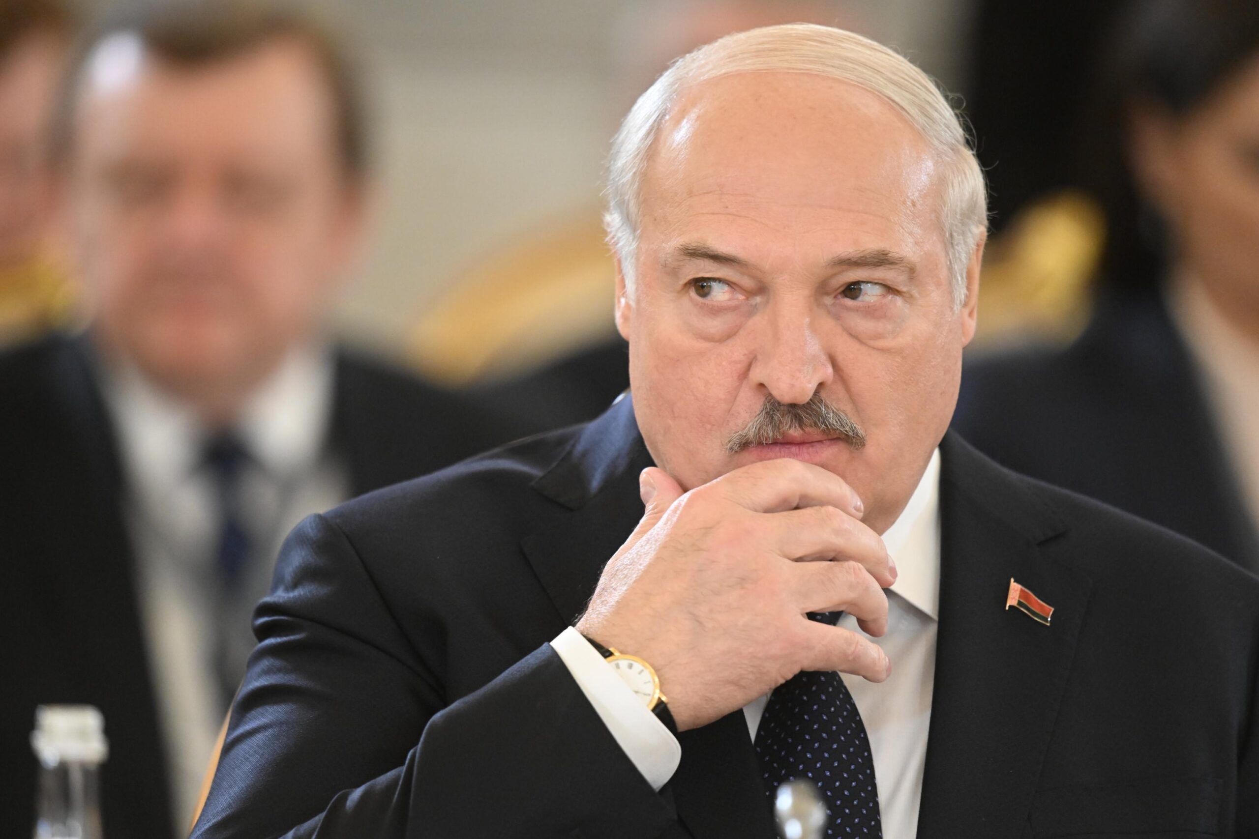 Il messaggio di auguri di Lukashenko dopo le voci sulla malattia rilanciato dalle agenzie russe: sul dittatore solo un testo