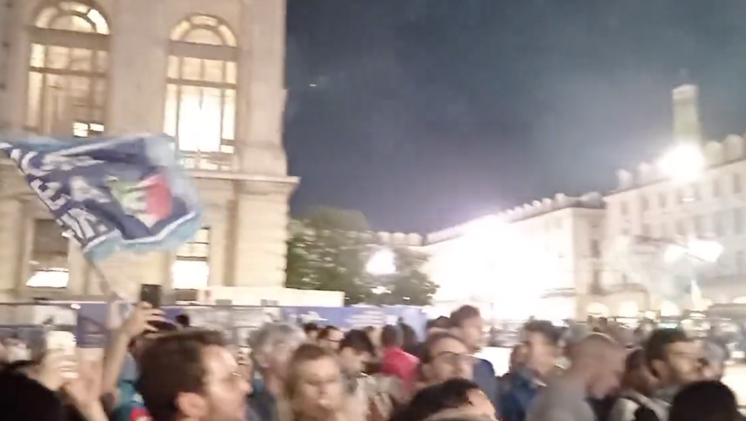 A Milano e Torino scoppia la festa napoletana, la bolgia nelle piazze alla faccia dei divieti ultras – I video