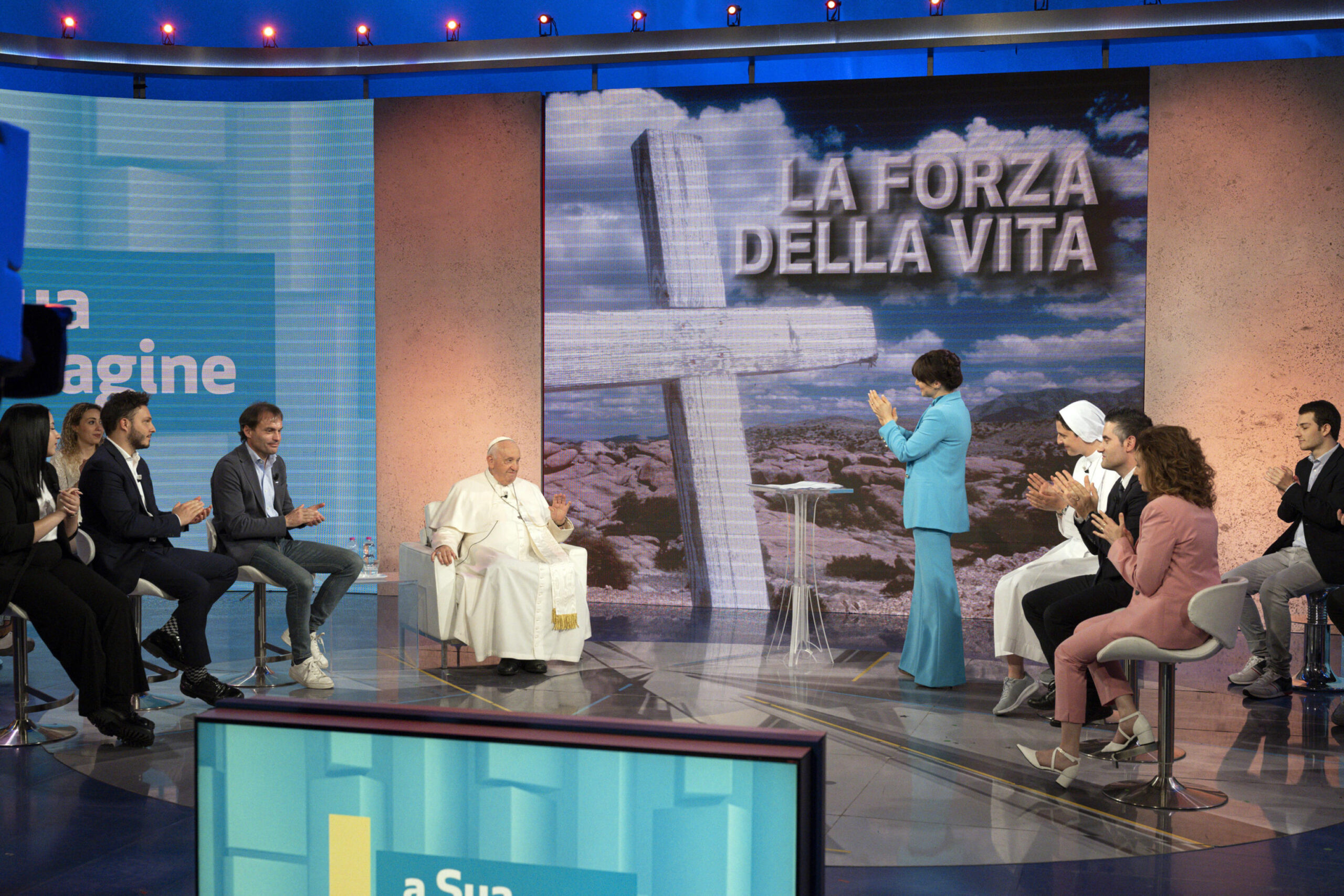 Chi è don Marco, il prete che ha portato il Papa in studio alla Rai: la fissa di “don Spritz” per Laura Pausini e le benedizioni alle coppie gay