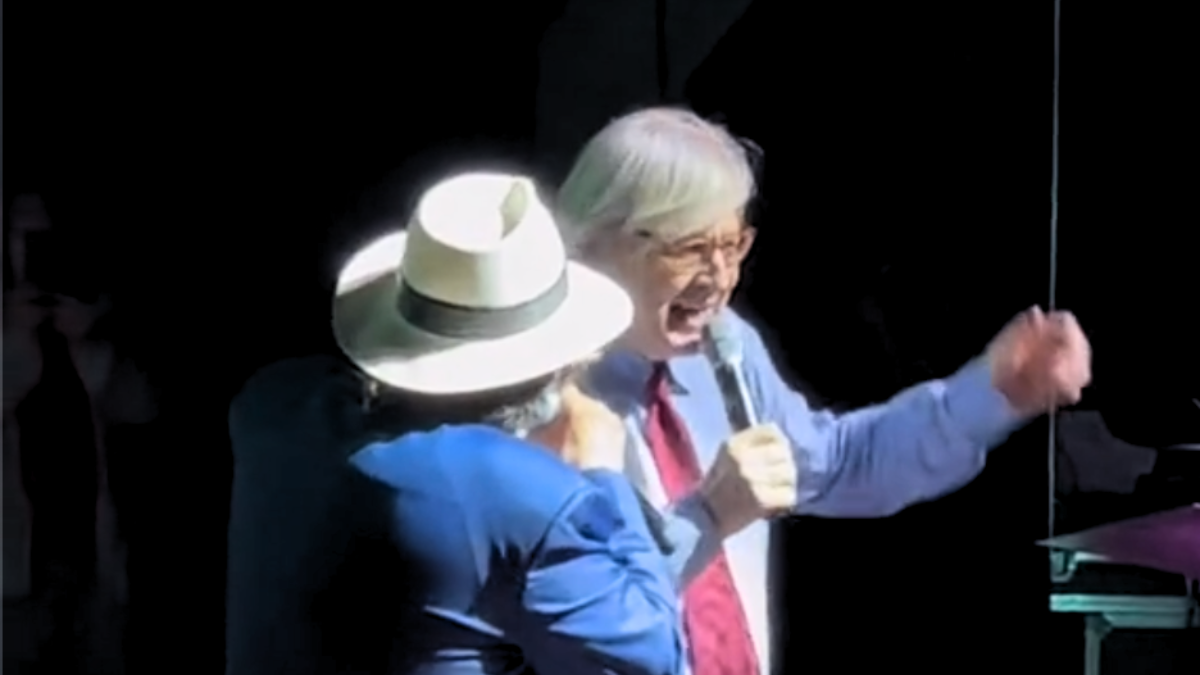 Il duetto inaspettato di Vittorio Sgarbi e Al Bano sulle note di “Felicità” – Il video